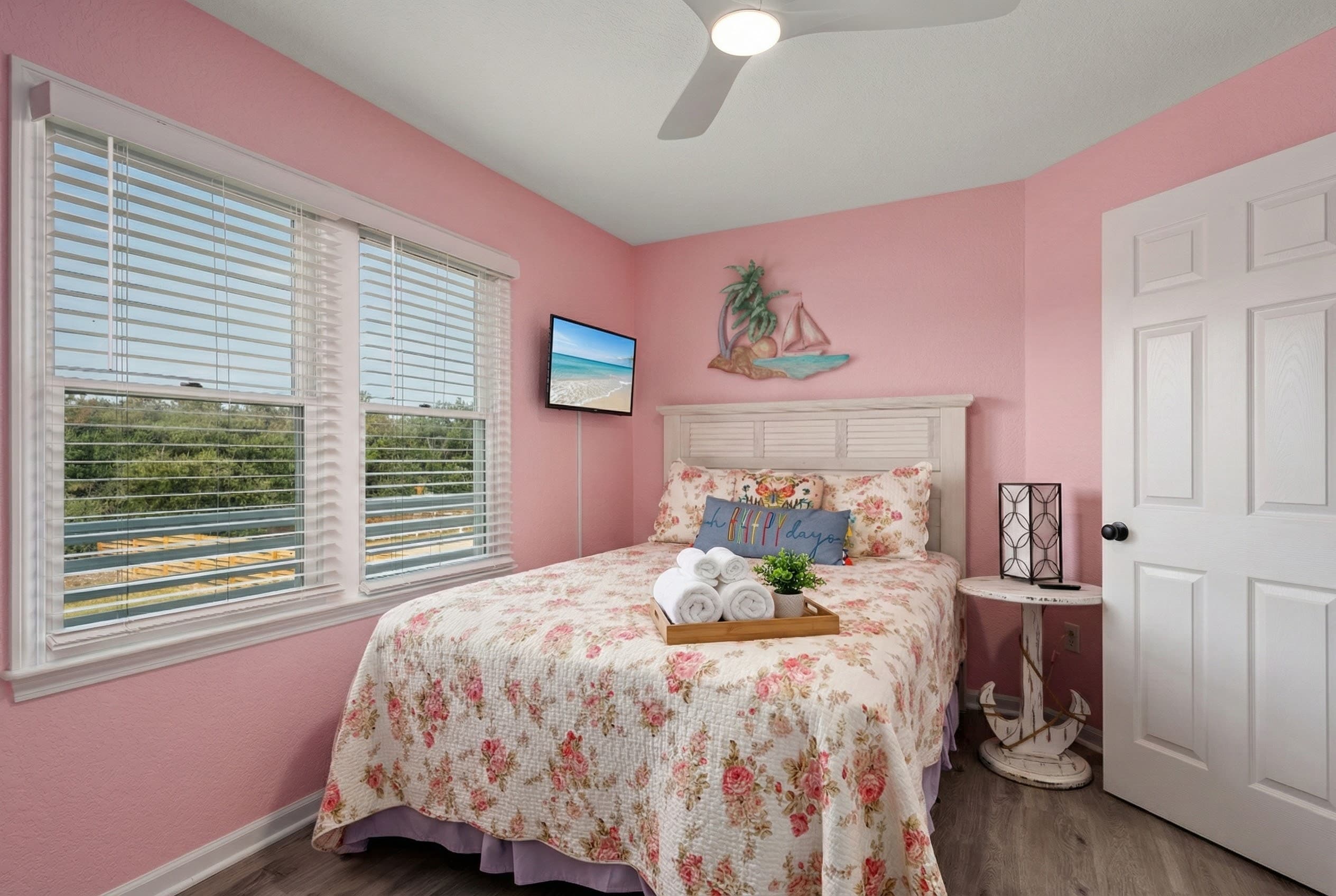 Beautifully Decorated Queen Bedroom — Vibrant Colors & Cozy Atmosphere | Harmankaya, Whalehead Beach