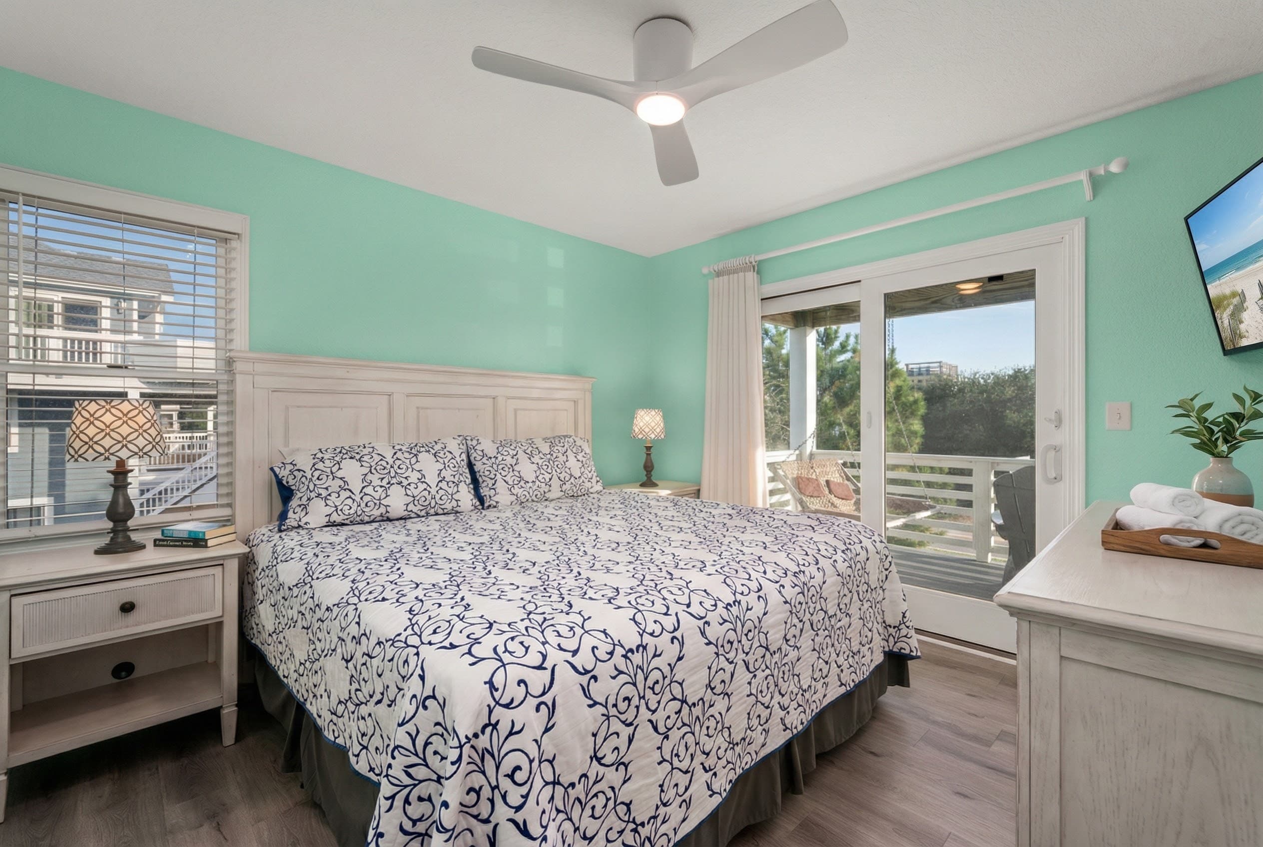 Spacious Bedroom with Fresh Sea-Inspired Tones & Stunning Outdoor Views | Harmankaya, Outer Banks