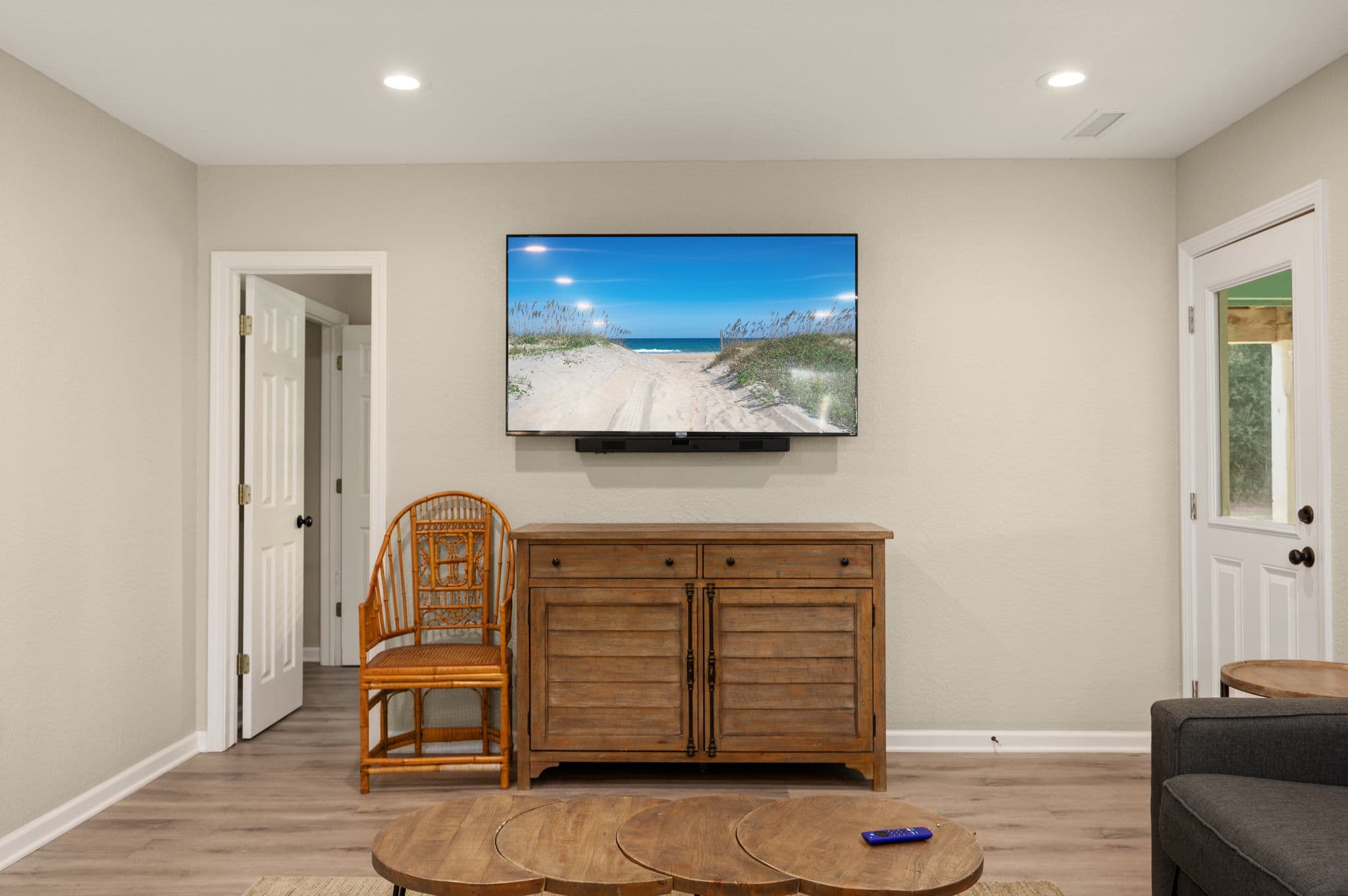 Cozy Entertainment Area with Large Smart TV & Rustic Furnishings — Perfect for Movie Night | Harmankaya, OBX