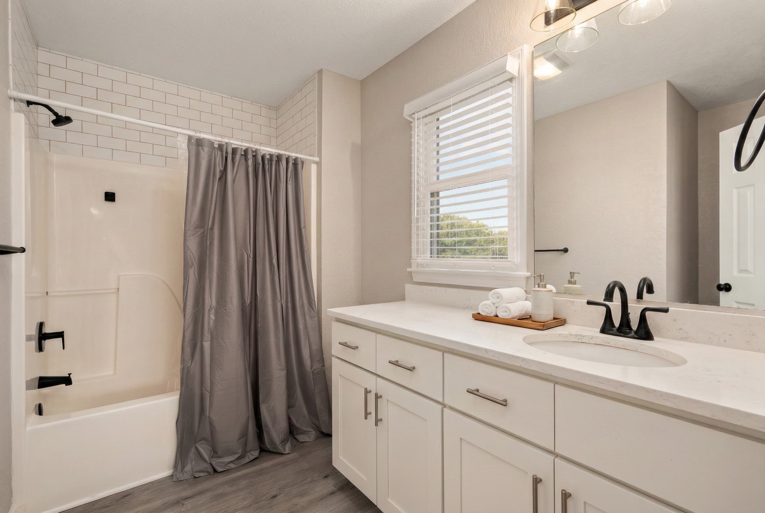 Ensuite Bath with Tub-Shower Combo & Modern Design | Harmankaya, Corolla NC