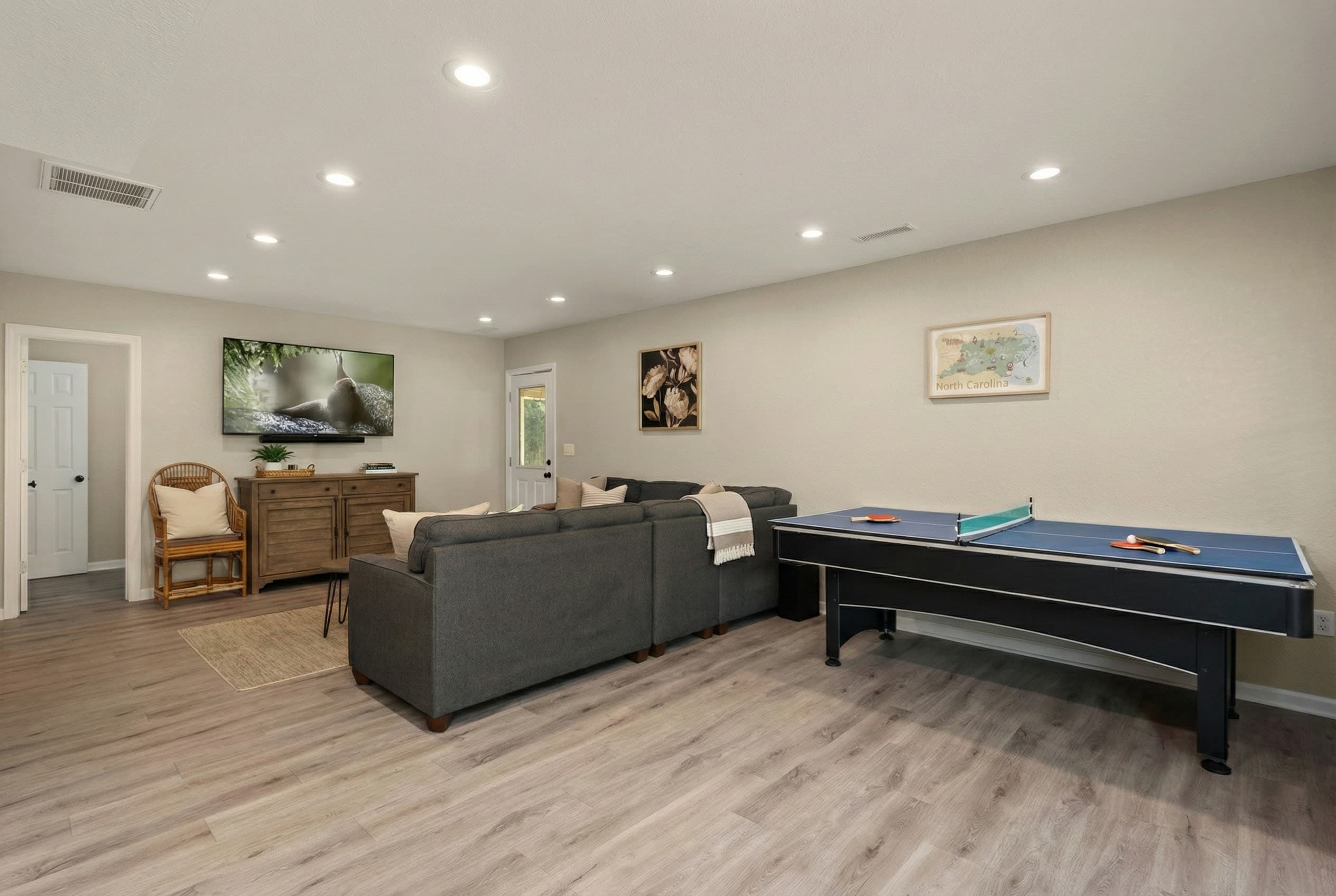 Game Room with Pool/Ping-Pong Table, 65" Smart TV & Wet Bar | Harmankaya, Corolla Outer Banks