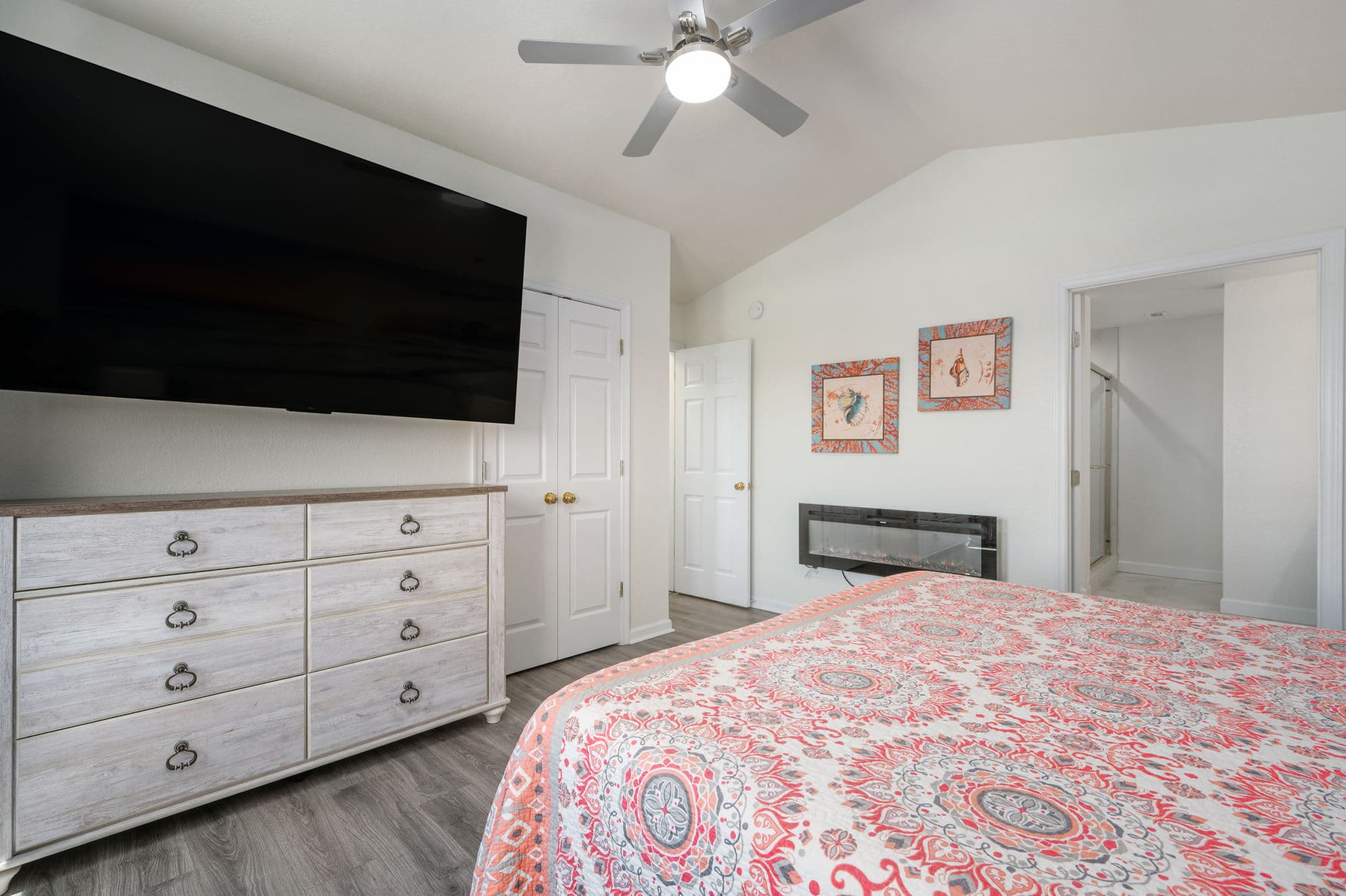 BR7 Spacious Layout with TV, Dresser Storage & Ensuite Access | Coastline Haven, Nags Head