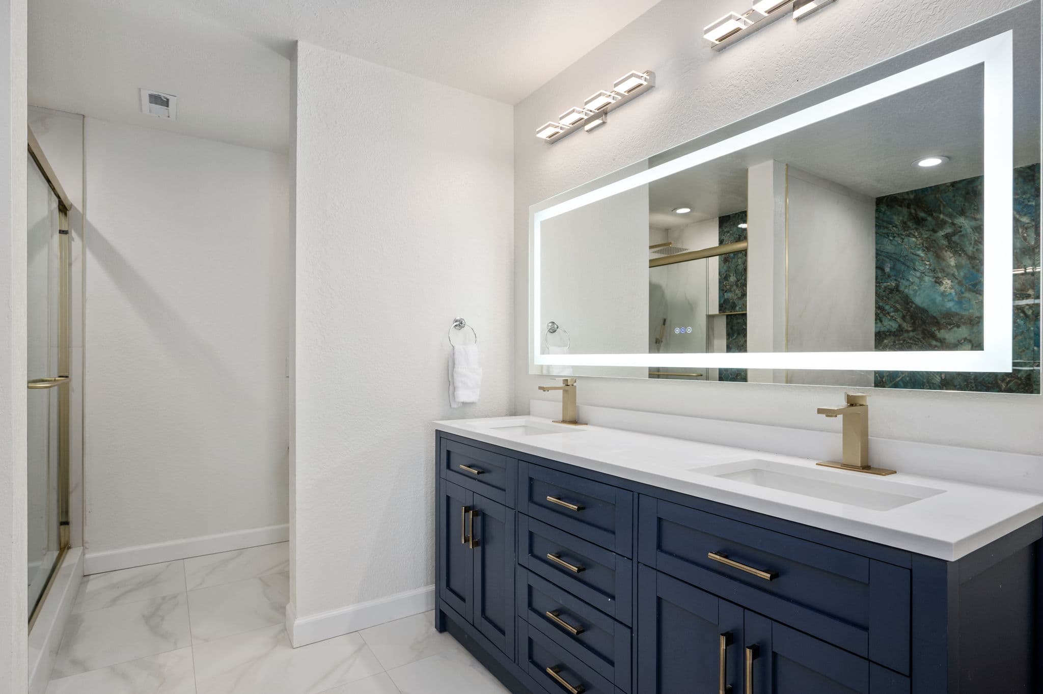 BR7 Private Ensuite Bathroom — Clean & Modern Design | Coastline Haven, South Nags Head OBX