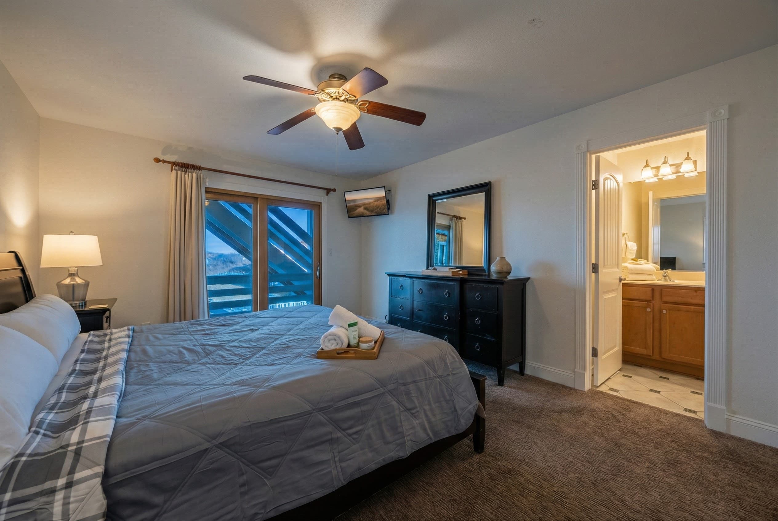 King Suite 4 — Bright & Airy with Ocean-Inspired Décor & Ensuite | Angler's Retreat, Outer Banks