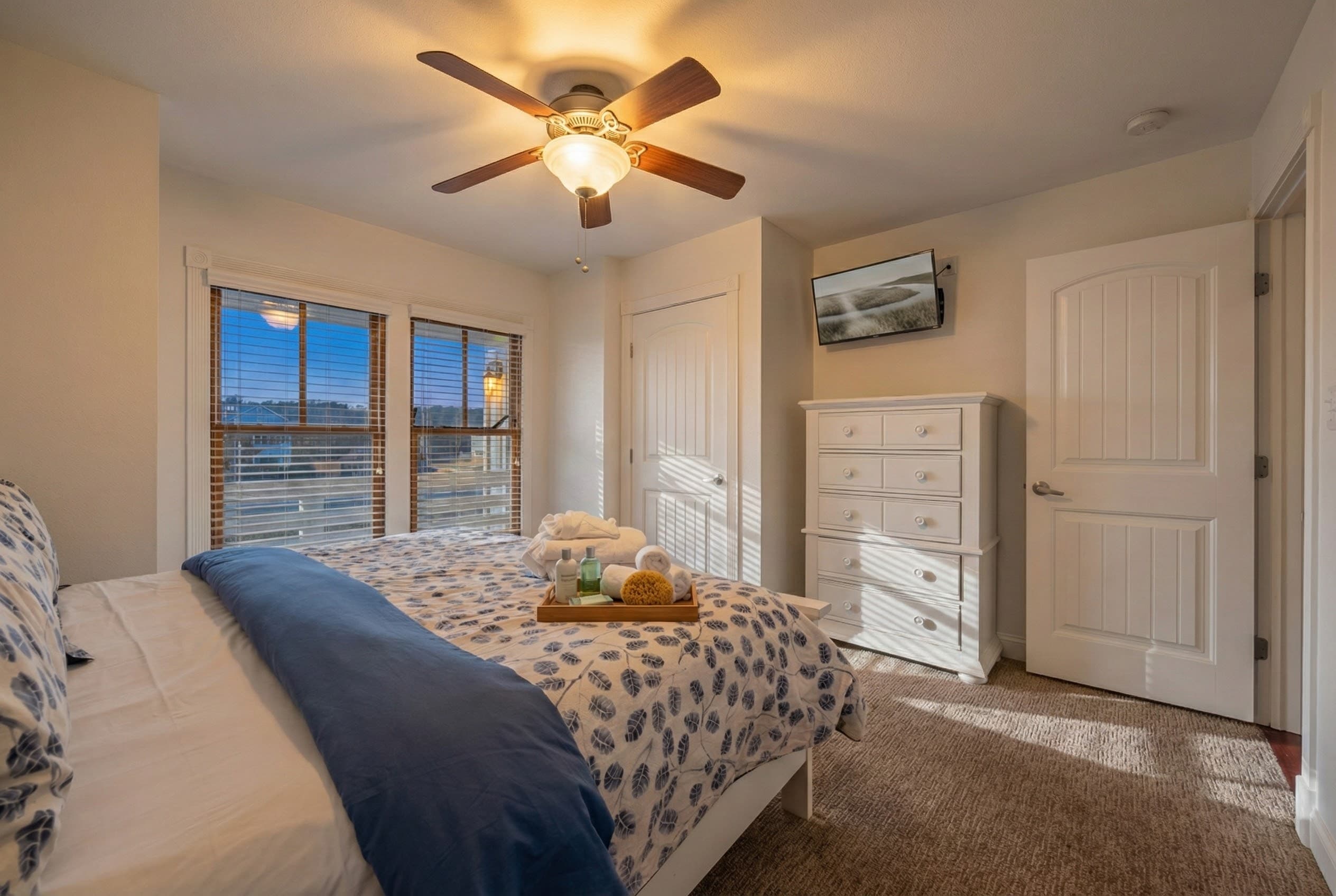 King Suite 7 — Spacious Ground-Floor Suite with Direct Outdoor Access | Angler's Retreat, Nags Head OBX