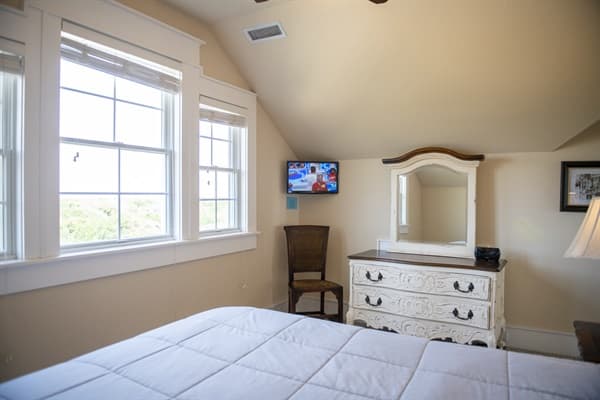 Mark Twain Guest Suite — Queen Master with Ensuite Tub & Sunset Views | Event Accommodations | Corolla 4x4, OBX
