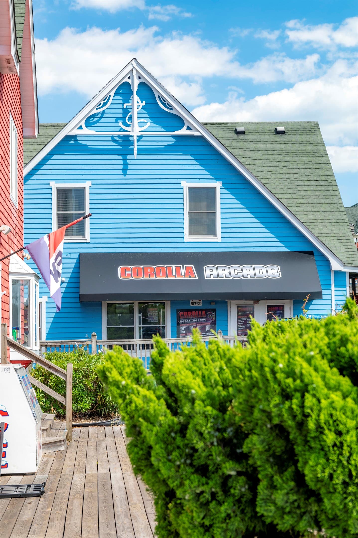 Mini golf amid lush landscaping — family entertainment options add variety to your luxury Outer Banks vacation