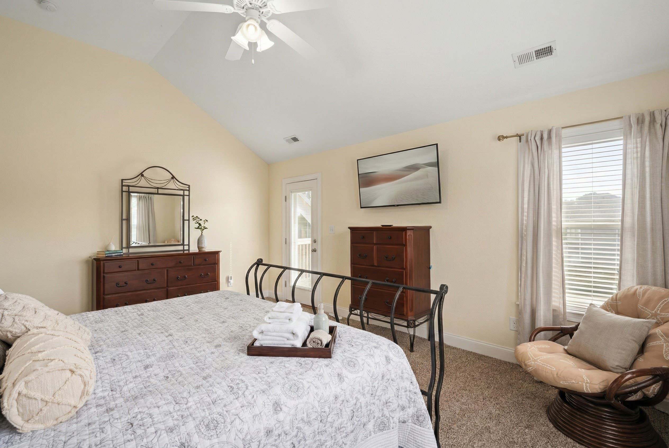 BR6 Top-Level King Suite — Spacious Comfort with Deck Access | Soundside Pearl, Duck Outer Banks