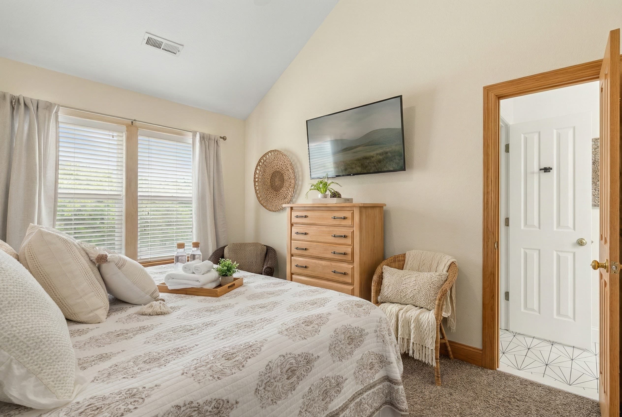 BR5 Third-Floor King Suite — Cozy & Inviting with Natural Light | Soundside Pearl, Duck Outer Banks