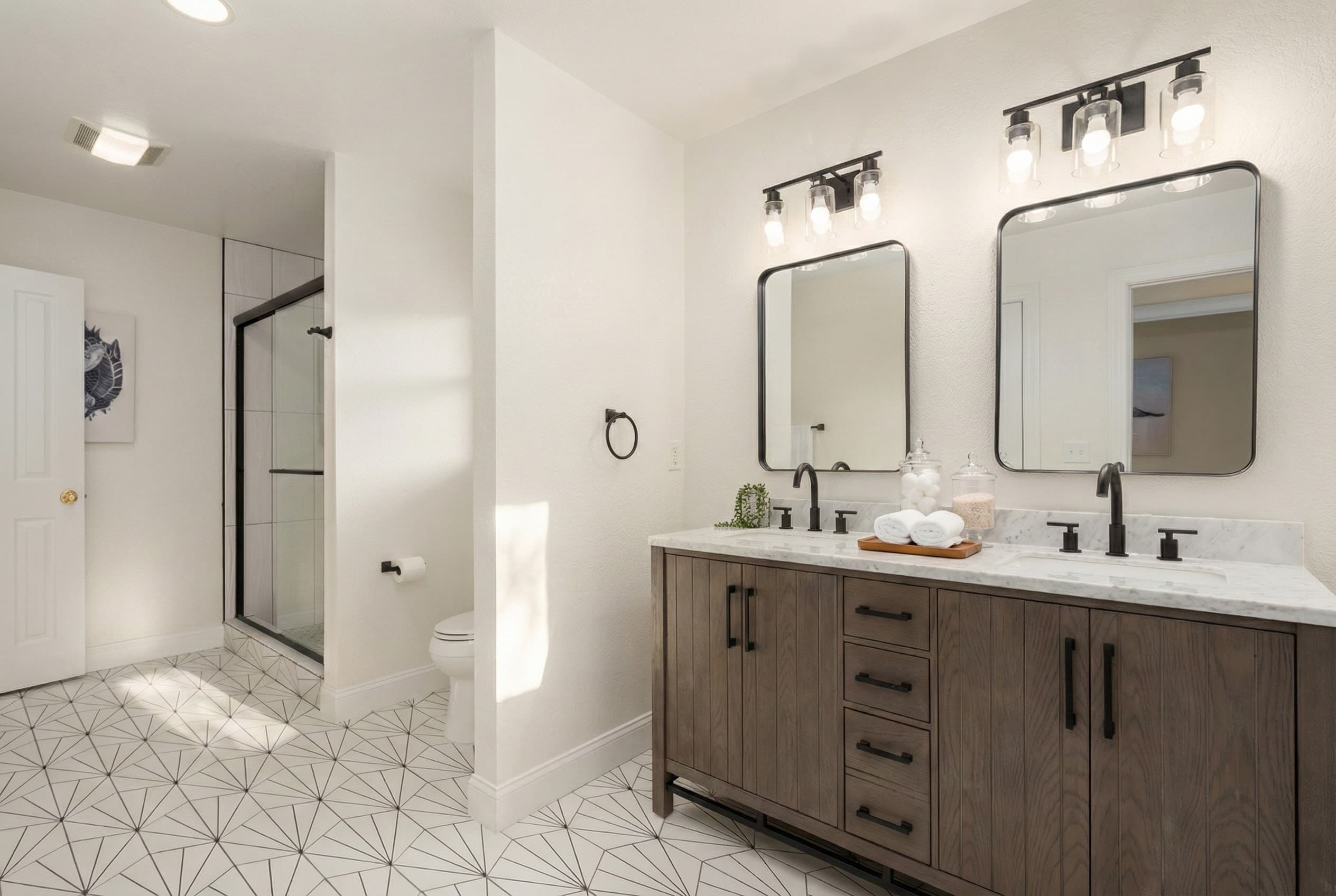 Bath 4 — Luxury Mid-Level Bathroom with Premium Design | Soundside Pearl, Duck Outer Banks