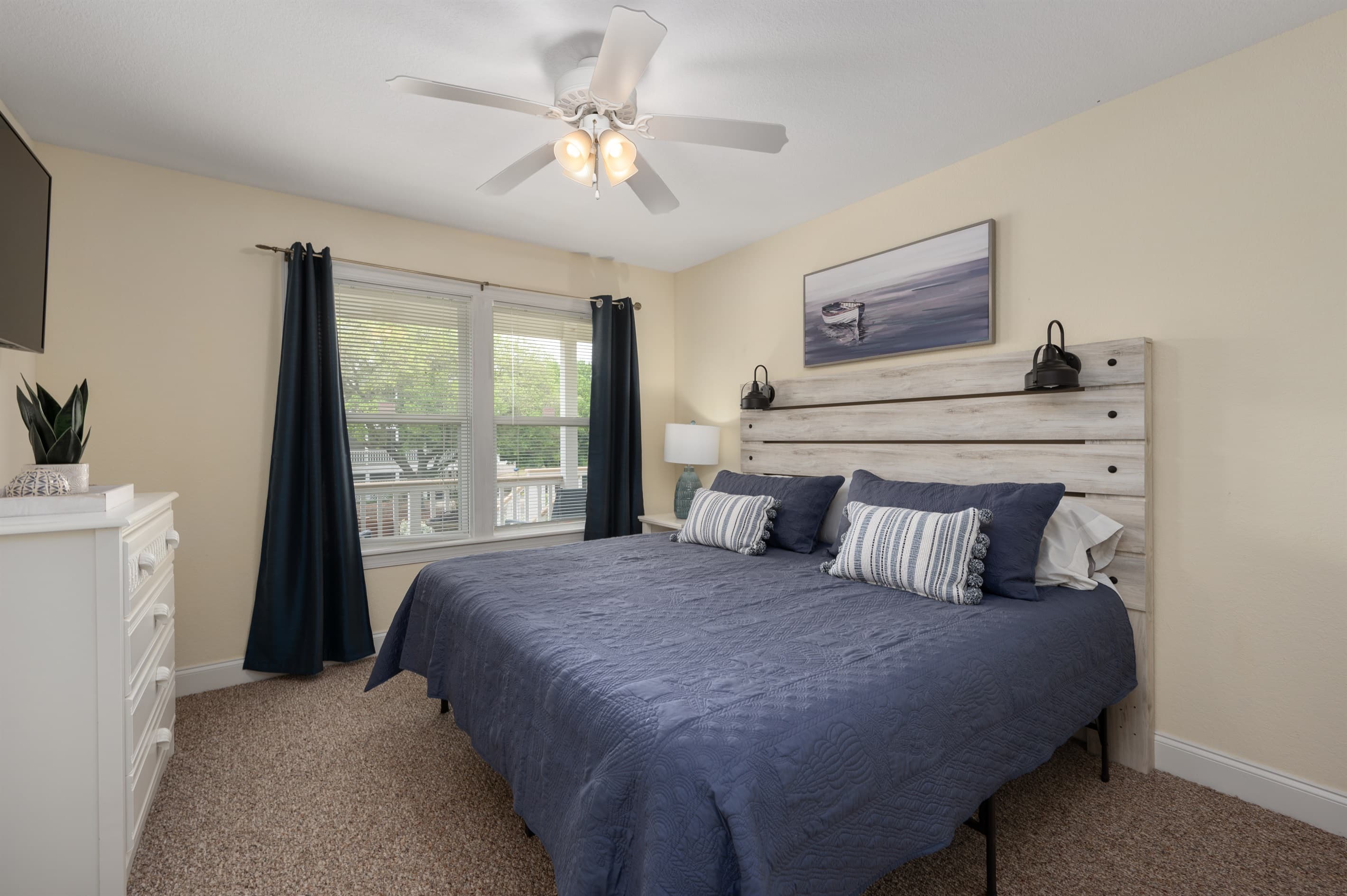 BR1 Mid-Level King — Comfortable Retreat with Warm Tones | Soundside Pearl, Duck NC