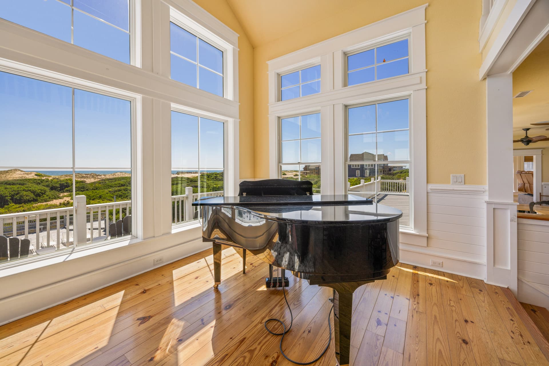 Gathering Space — Grand Open-Plan Living at Mark Twain Estate with Vaulted Ceilings, Seats 40+ for Events OBX