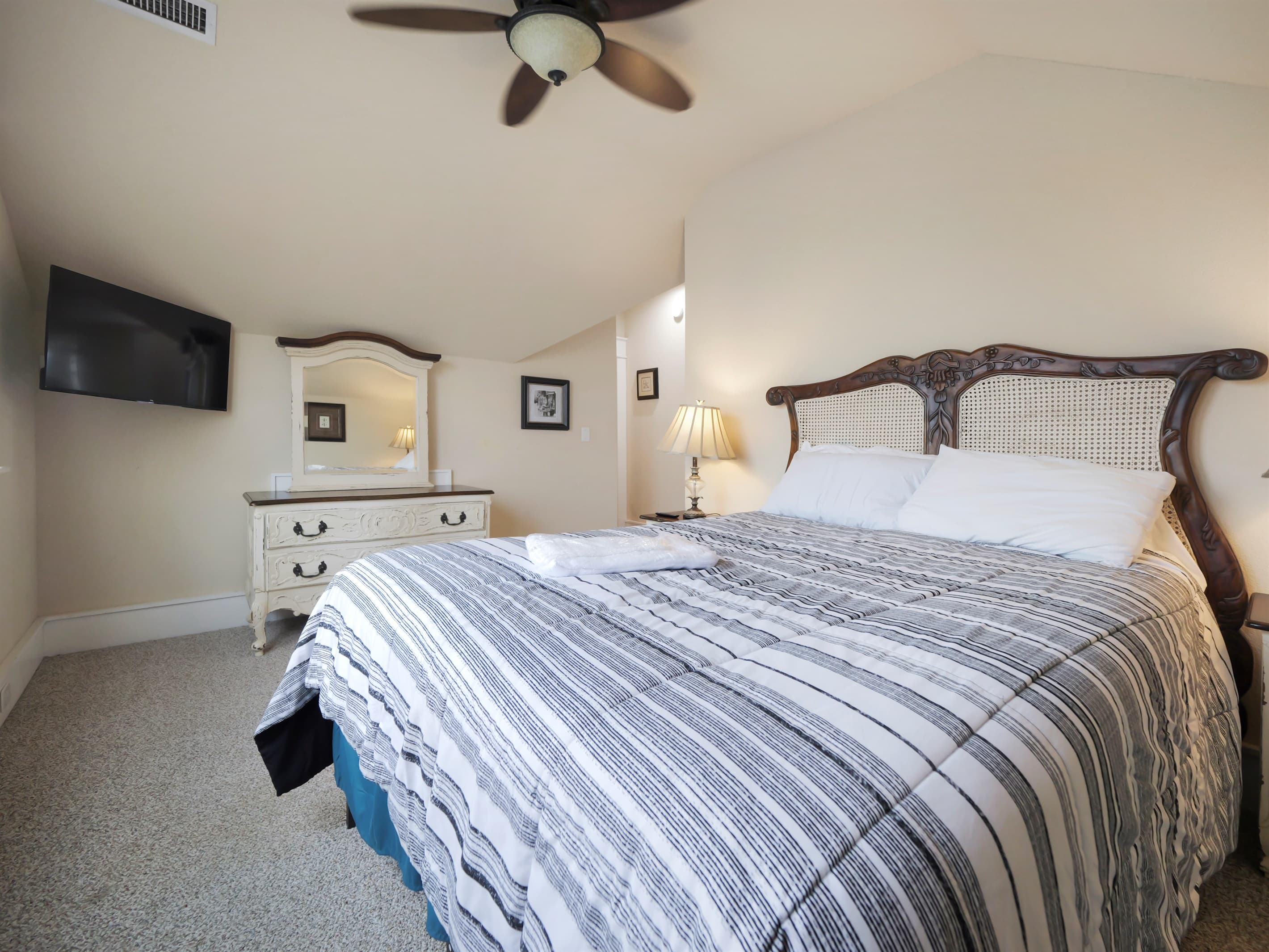 Guest Suite — Cozy Queen Bedroom at Mark Twain Estate, Private Space for Wedding Weekend and Reunion Guests