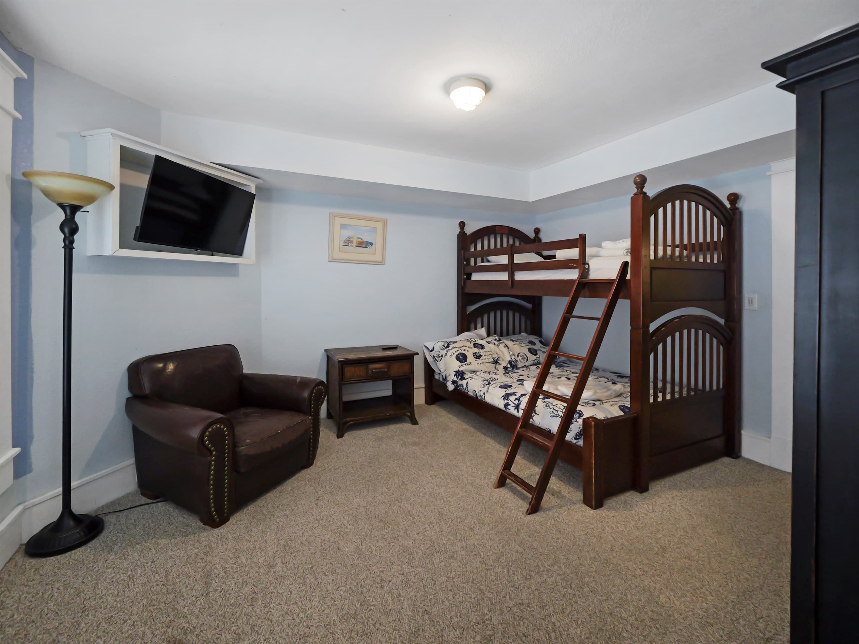 Guest Suite — King Bed with Coastal Charm at Mark Twain Estate, Level 1, Relaxing Retreat for Event Weekend Guests