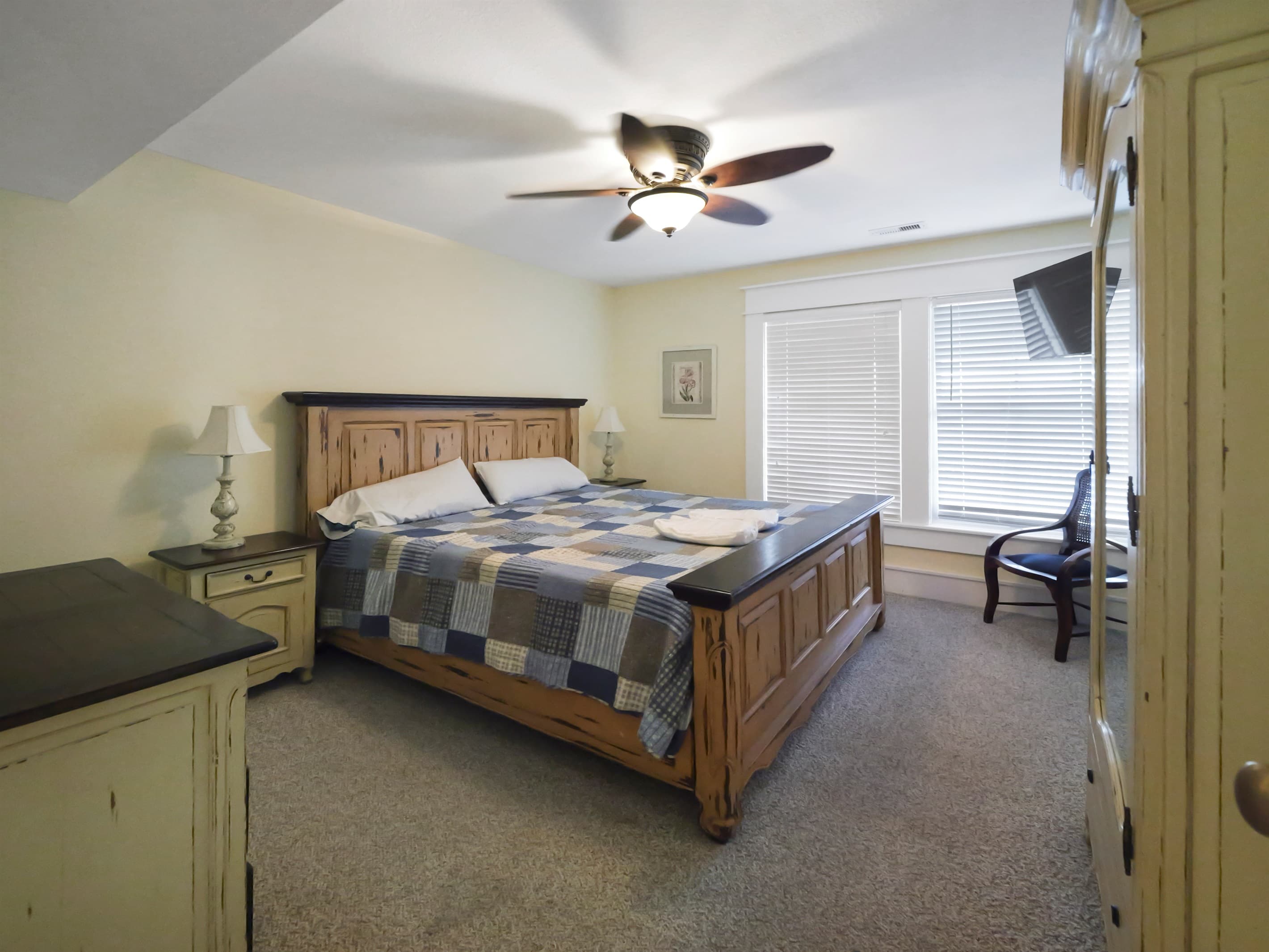 Guest Suite — Cozy King Retreat at the Mark Twain Estate, Relaxing Accommodations for Wedding Weekend and Corporate Retreat Guests