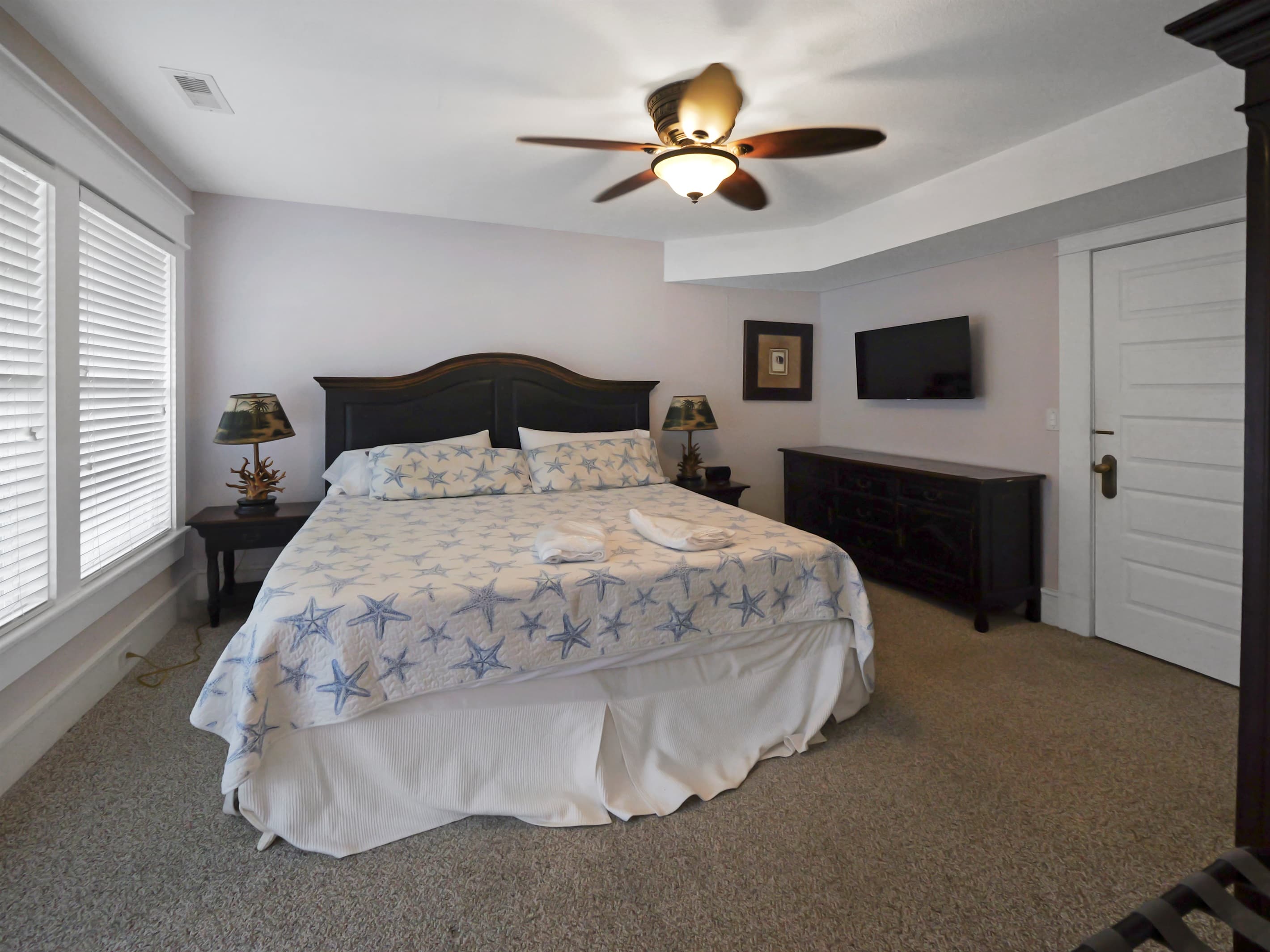 Guest Suite — Warm Coastal Decor at Mark Twain Estate, Spacious Accommodations for Wedding Parties and Retreat Attendees