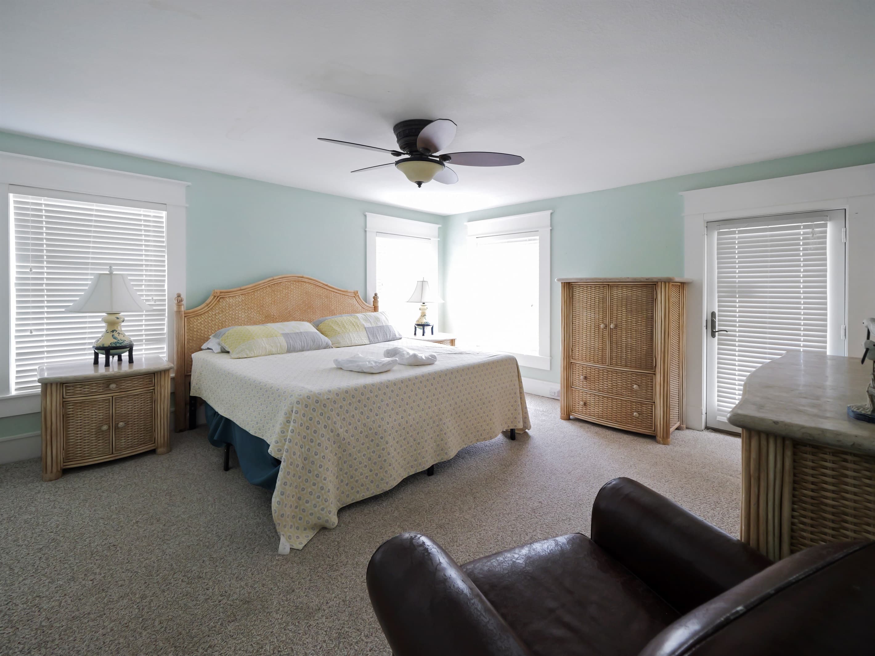 Guest Suite — Cozy King Room at Mark Twain Estate, Comfortable Overnight Stay for Wedding and Corporate Event Guests