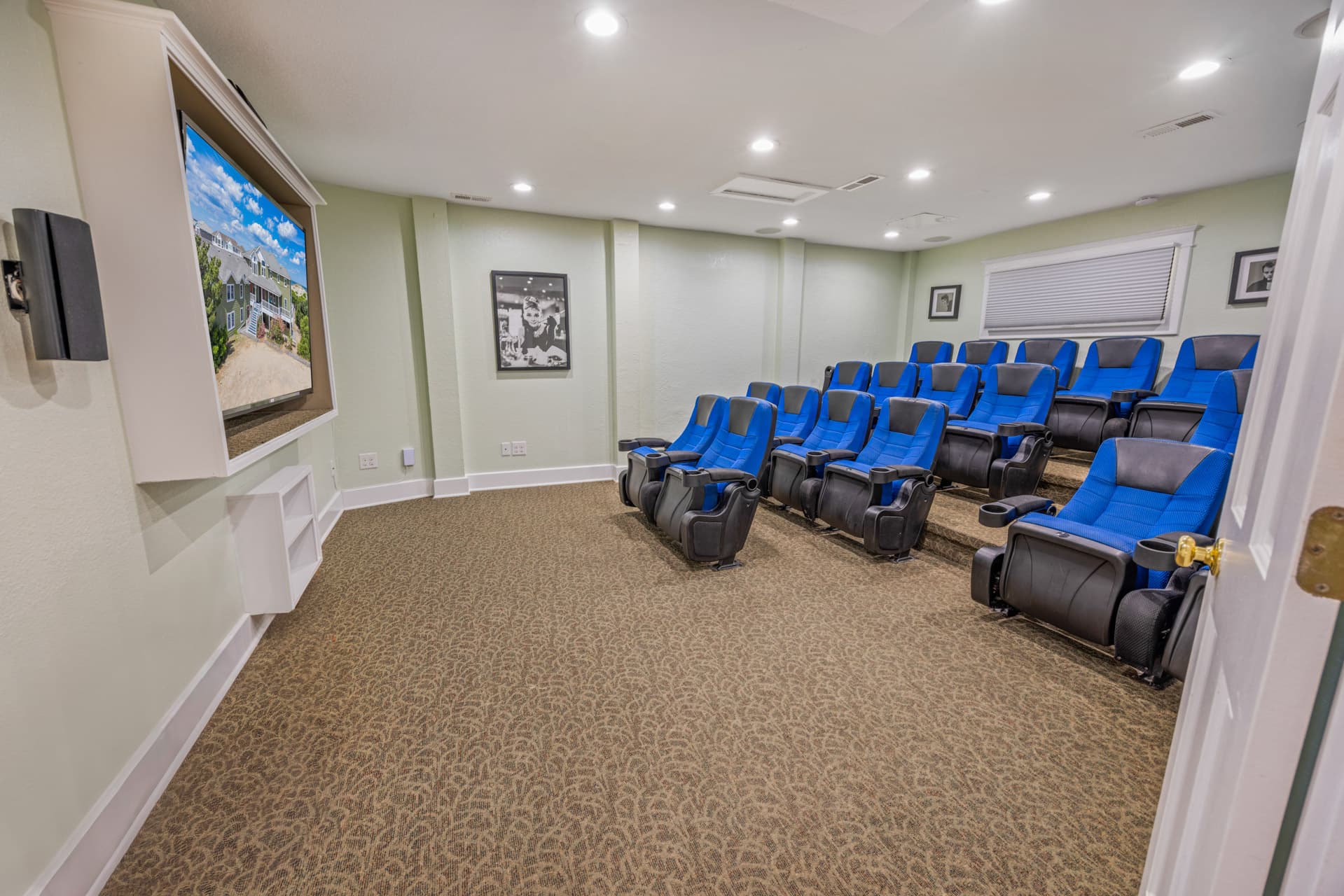 Entertainment Suite — Fitzgerald Estate Theater Room with Stadium Seating, Group Entertainment for Events OBX