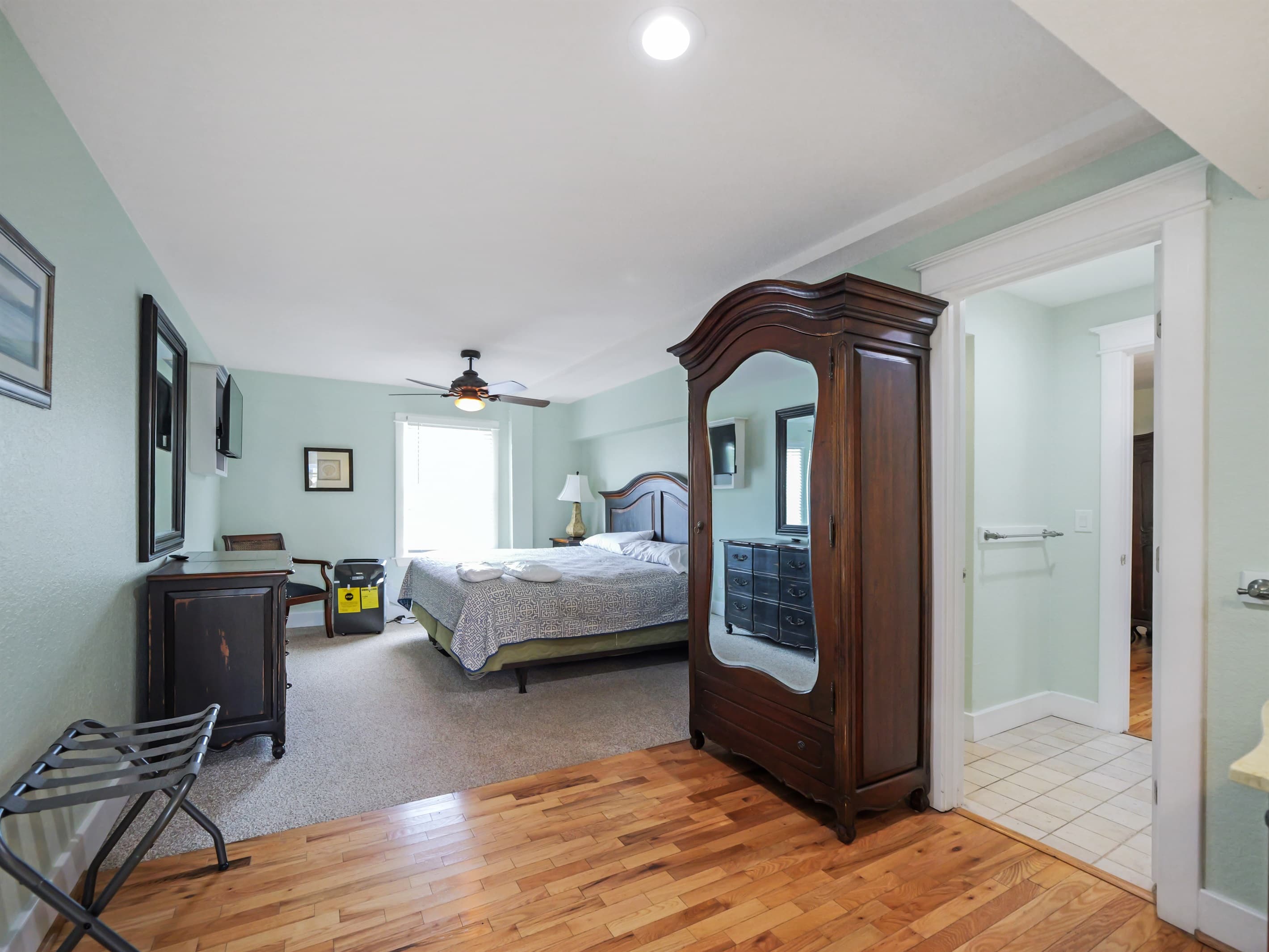 Guest Suite — Fitzgerald Estate Queen Room with Coastal Charm, Level 2, Cozy Retreat for Wedding Weekend Guests