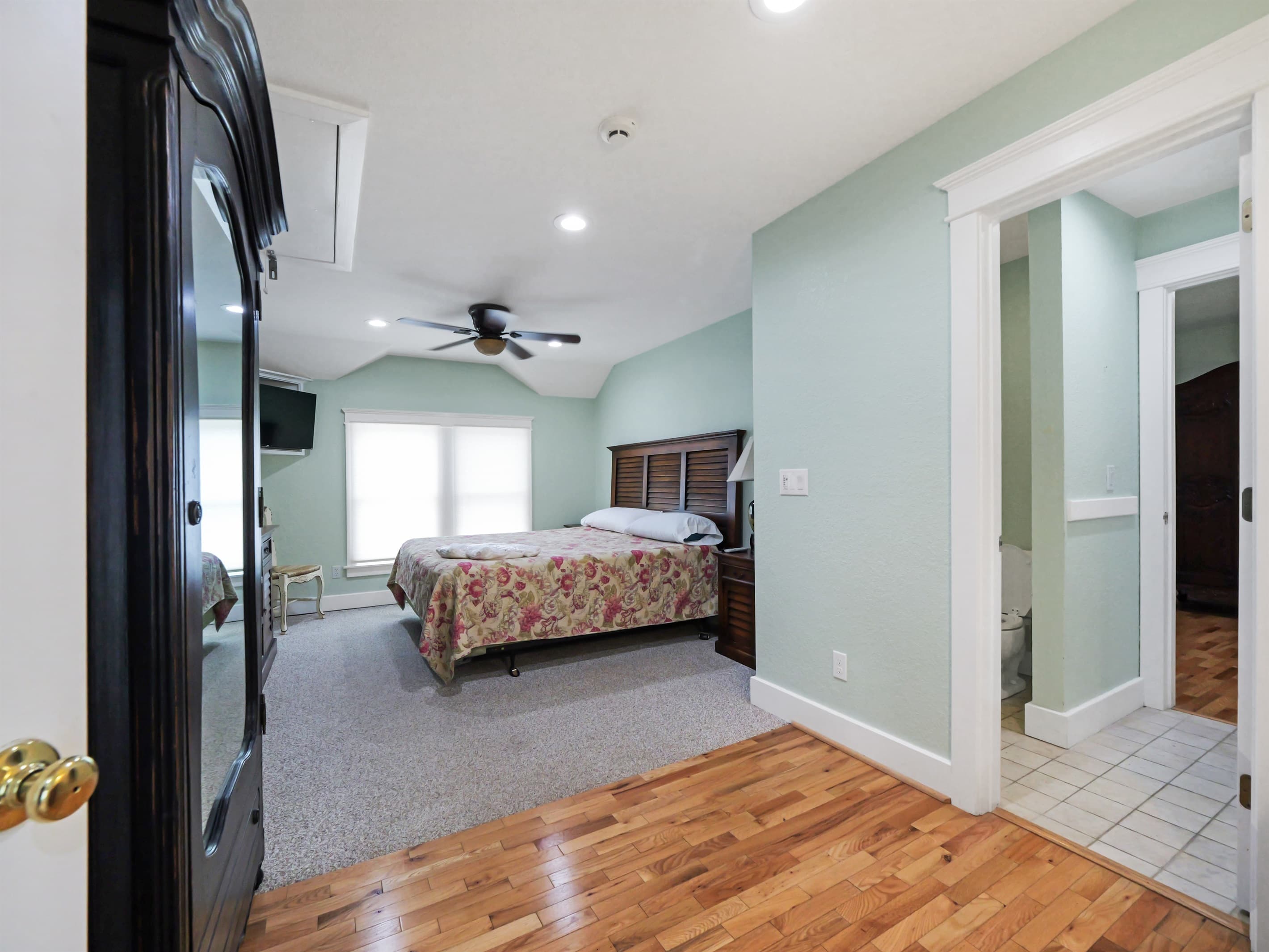 Junior Suite — Fitzgerald Estate Twin Beds with Coastal Decor, Level 1, Family-Friendly Accommodations for Events