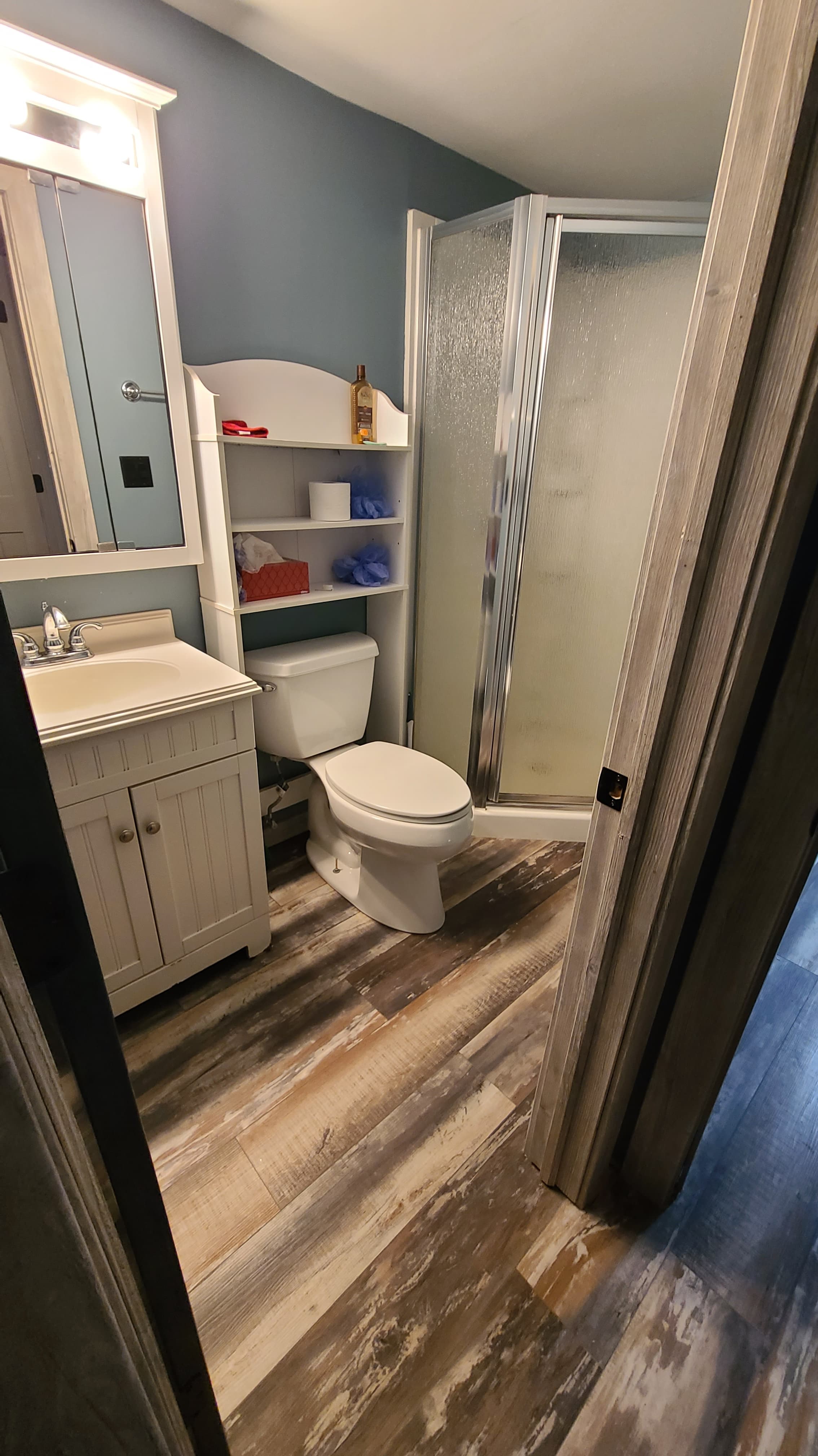WALK IN SHOWER 1ST FL