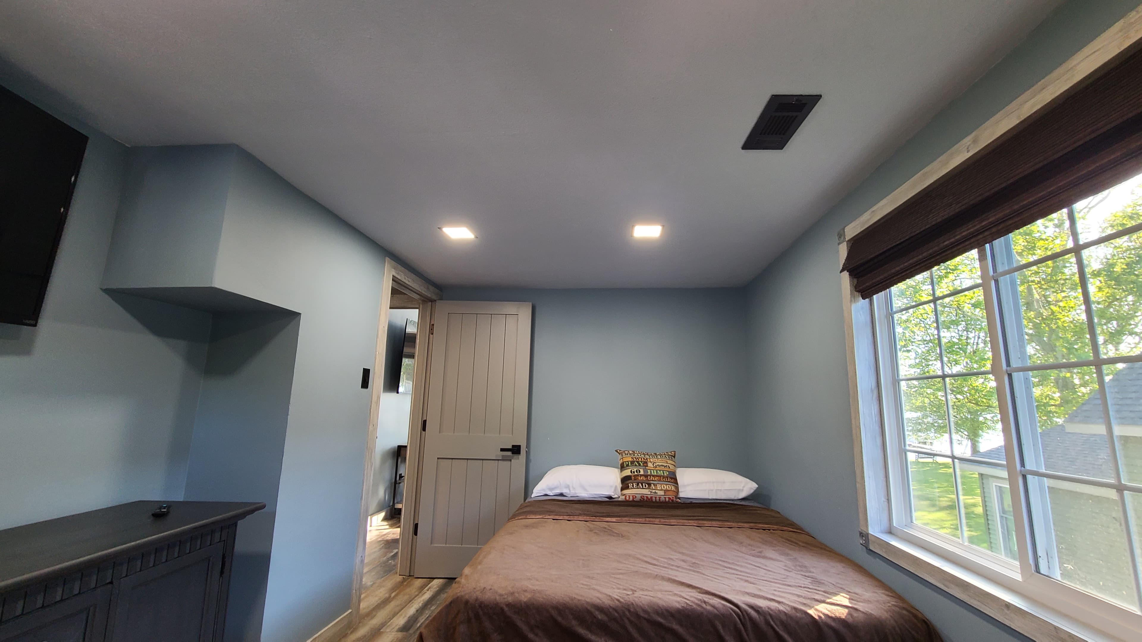2ND FL QUEEN BED