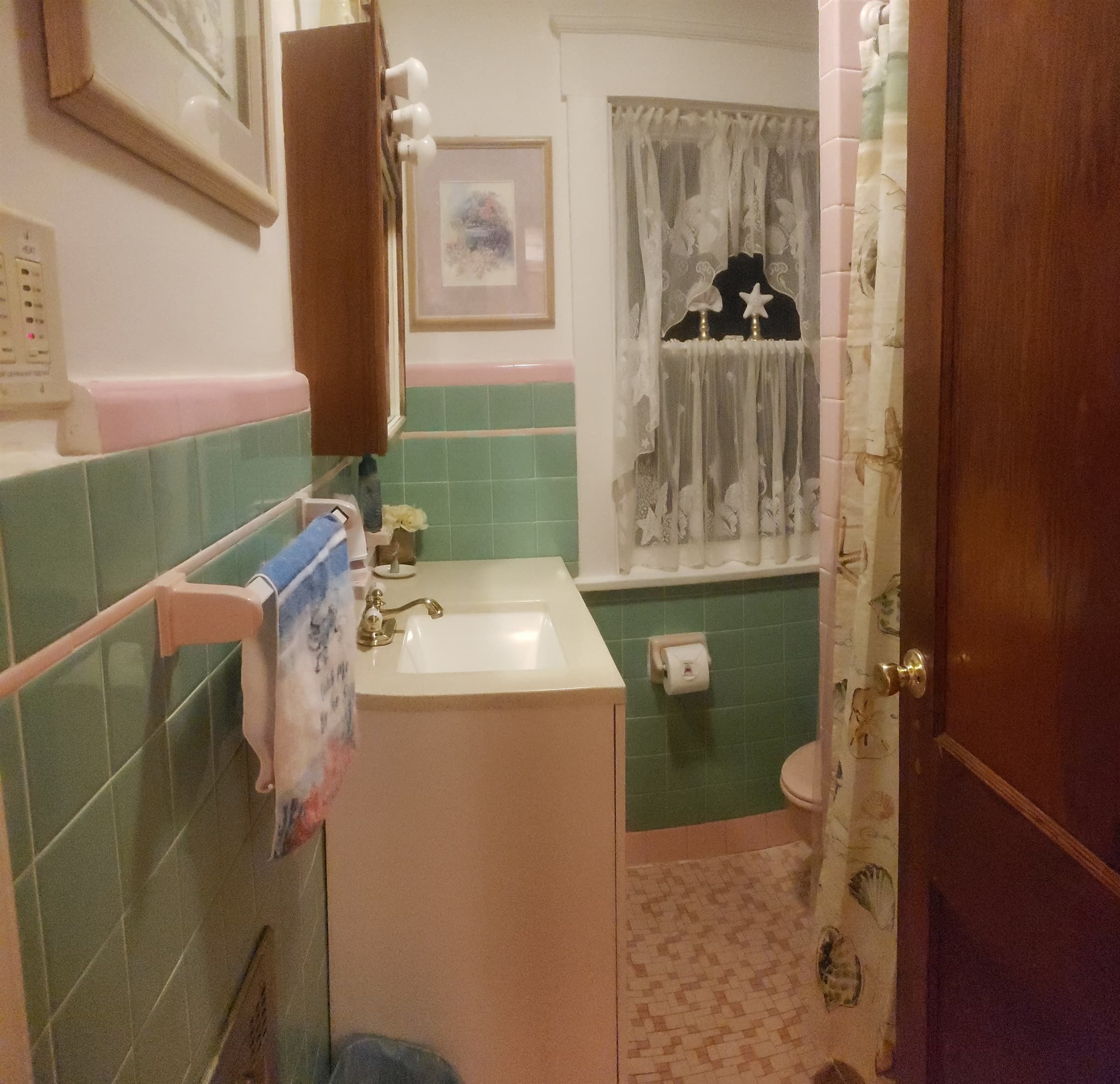 2nd Floor: Small vintage Mani Eisenhower bathroom. Note: it is small but functional.