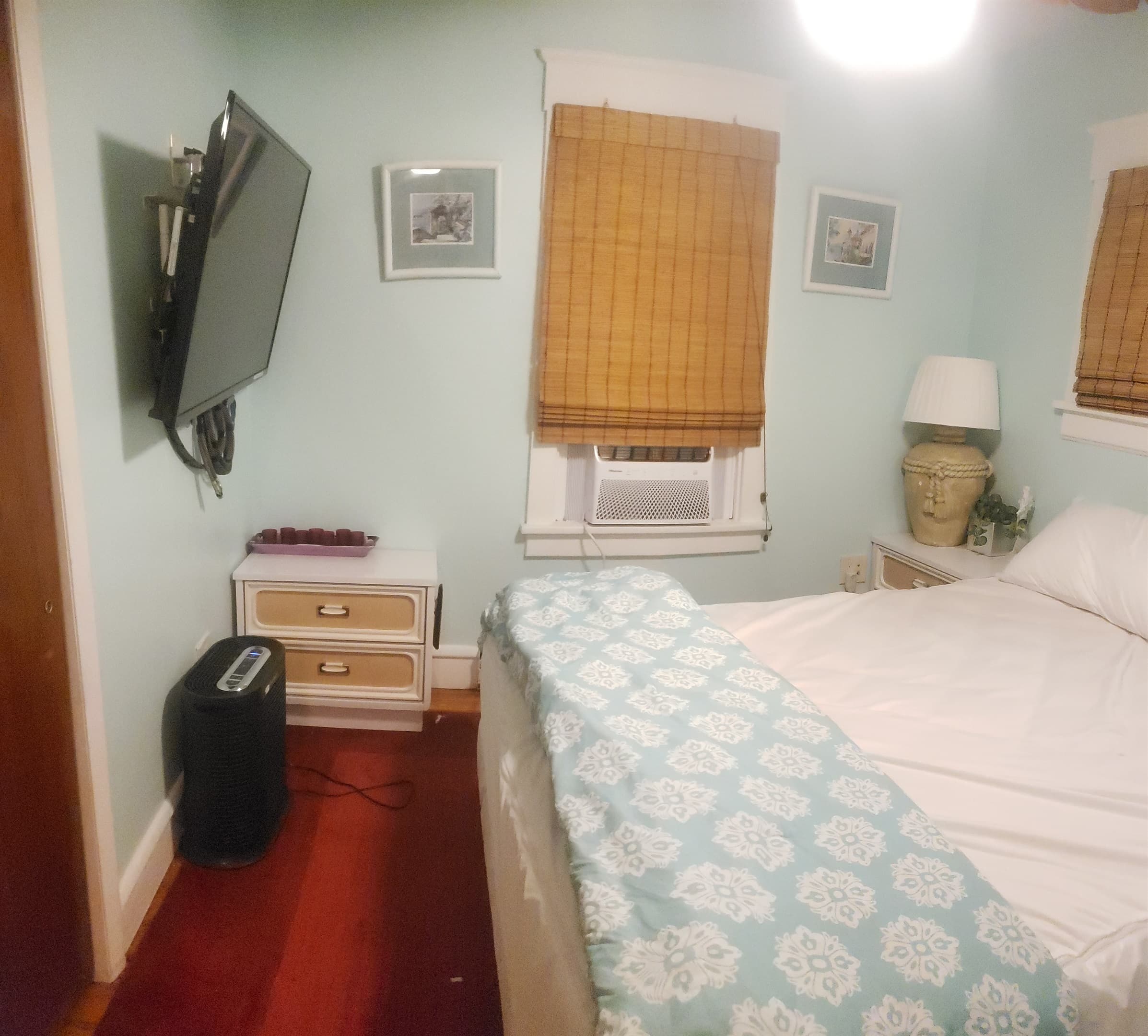 2nd Floor: Master Bedroom, plenty of storage space & wallmounted TV