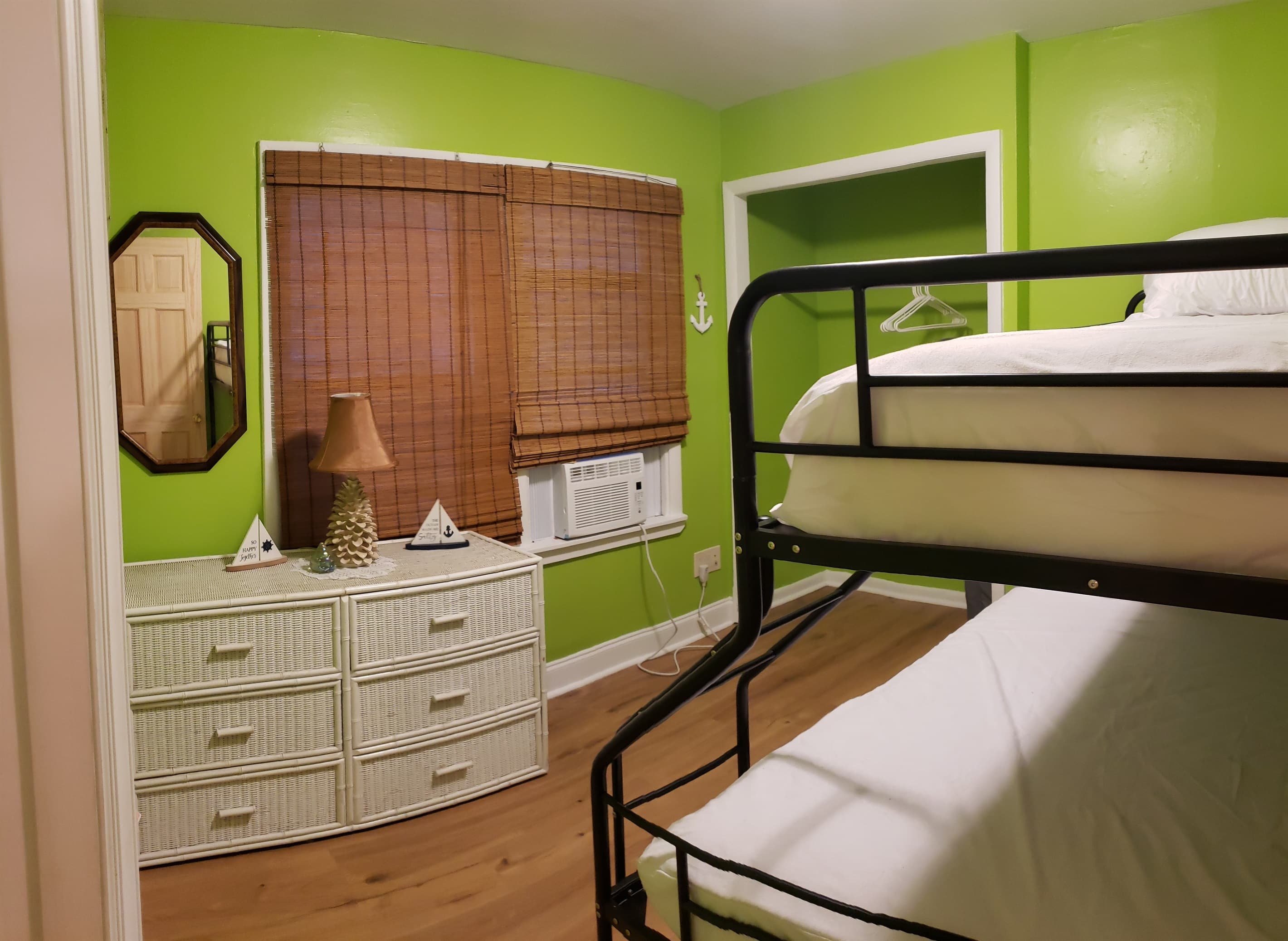 1st Floor: Middle Bedroom Large ~Sleeps 3