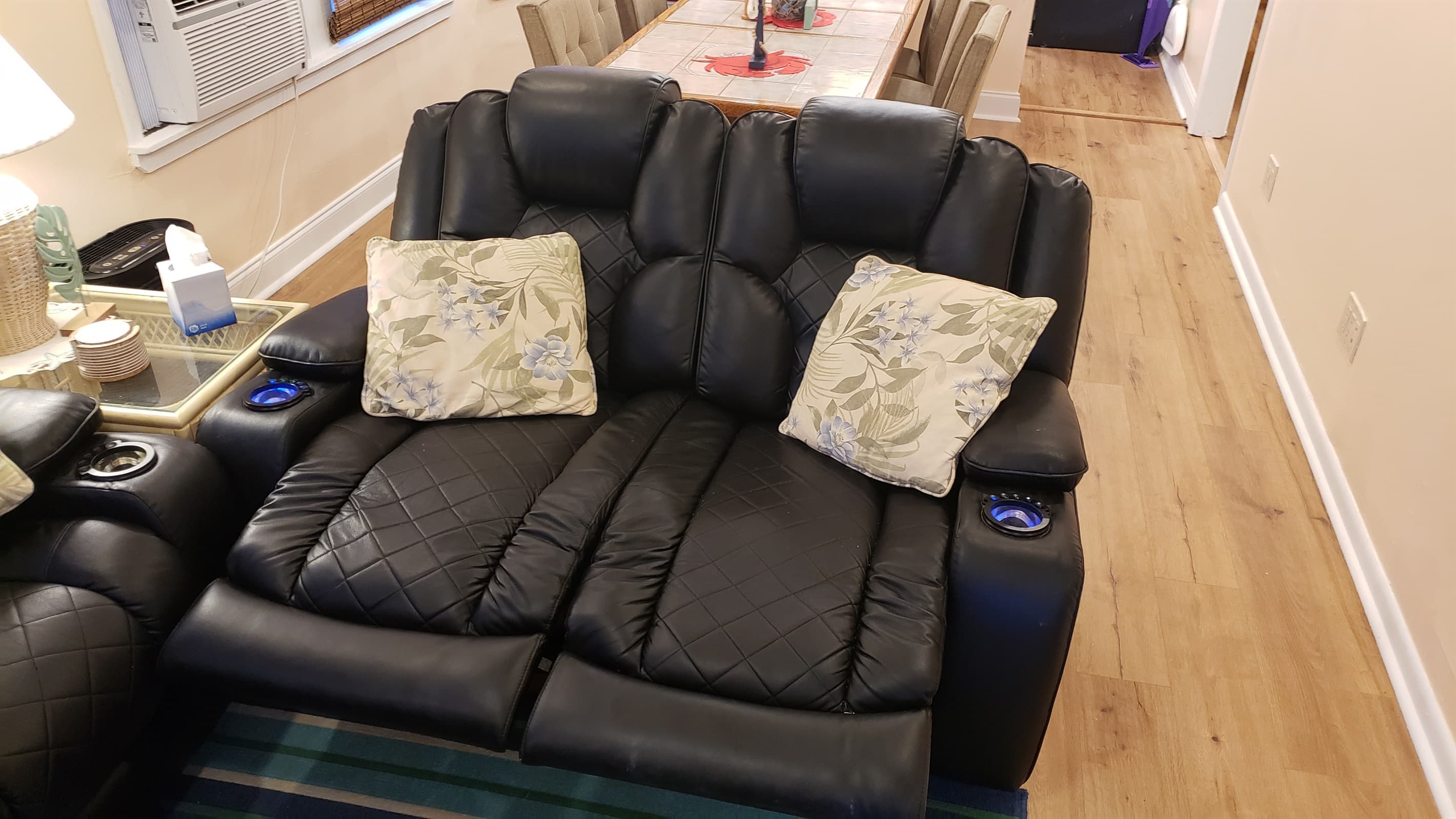 Love seat (ONLY) reclines all the wafy back (for safety of our windows the other chairs to the side were deactivated from reclining)