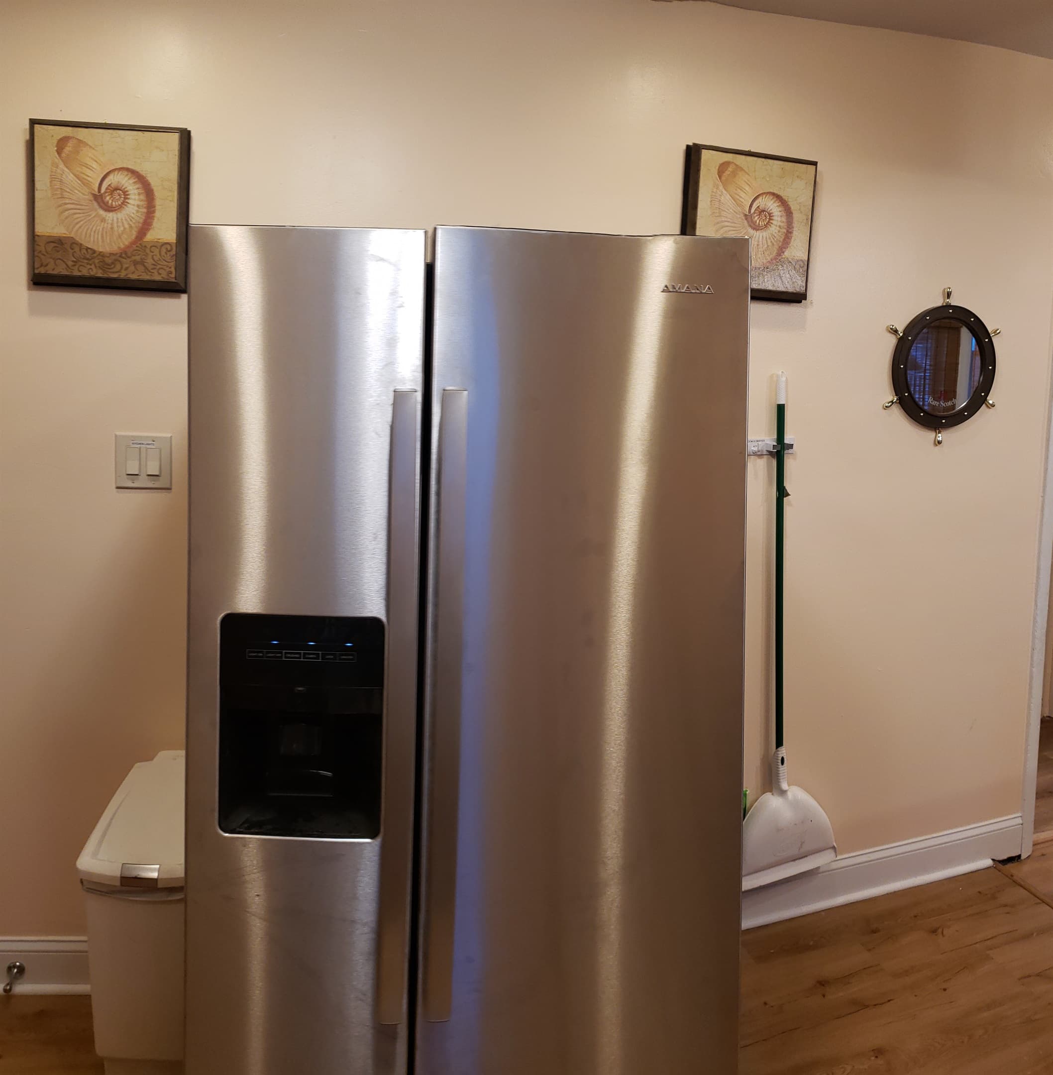 Side-by-side fridge with ice maker & water