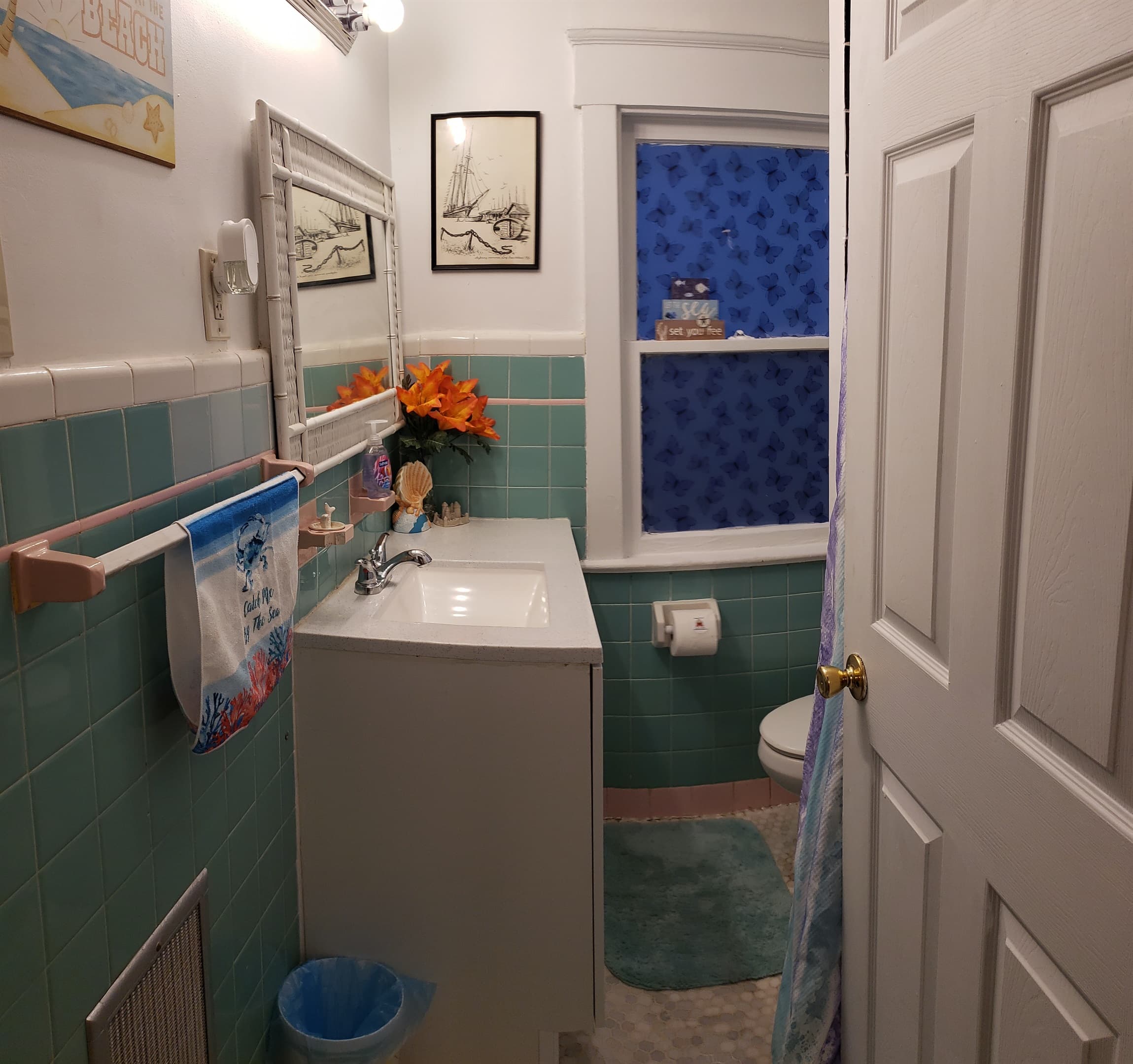 Small vintage mami eisenhower bathroom. Note: it is small