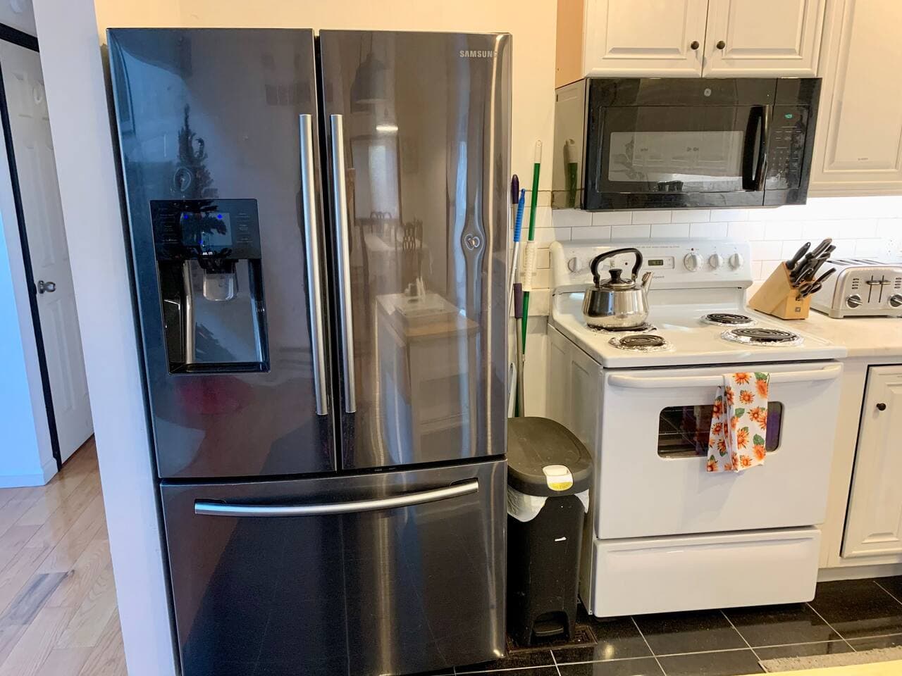 Nice little cooking & Prep corner to make the magic happen. What yummy things would you cook up in a kitchen like this? :) 