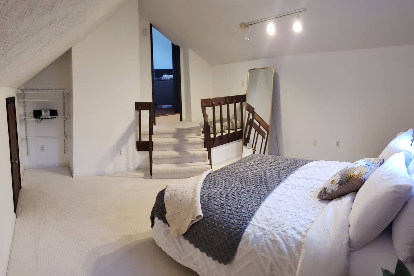 See what I mean? "Hobbit Room", you come in and go down a small flight of stairs to get to this spacious hidden gem of the house. 