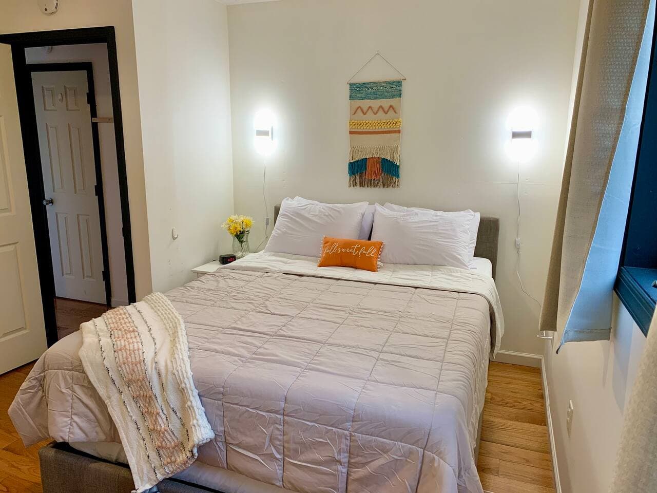 A large queen bed with memory foam mattress on the first floor awaits you. Especially after a day of slopes or hiking.