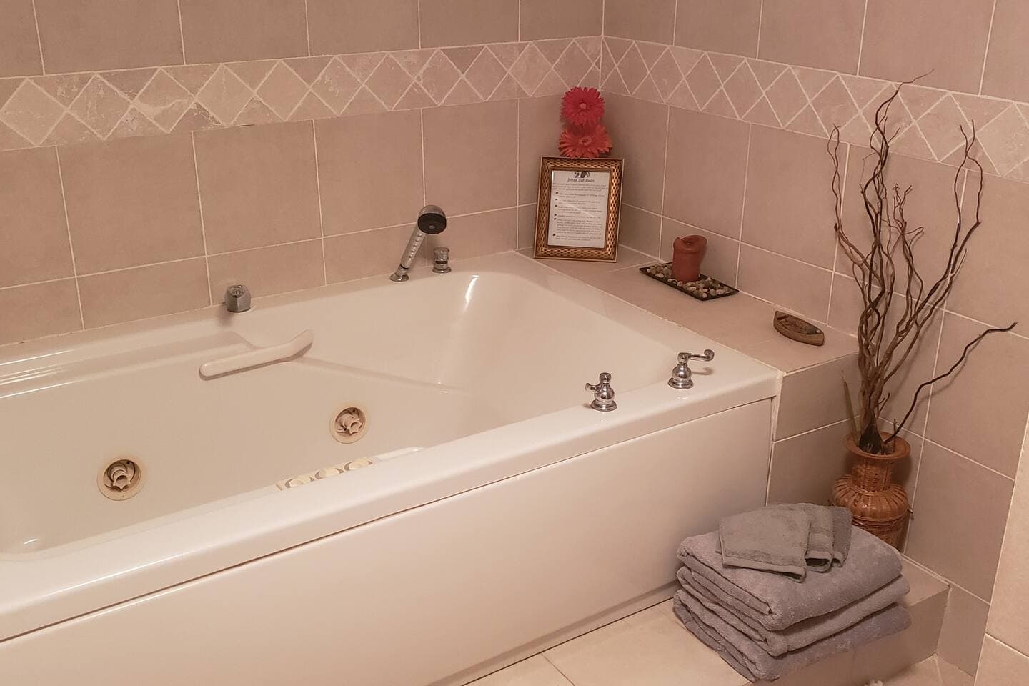 The main feature of Pepe's Chateau is the nice lovely relaxing Jacuzzi tub. Relax in this & enjoy the jets after a looooong day of sightseeing, snow tubing, beach going, or playing.