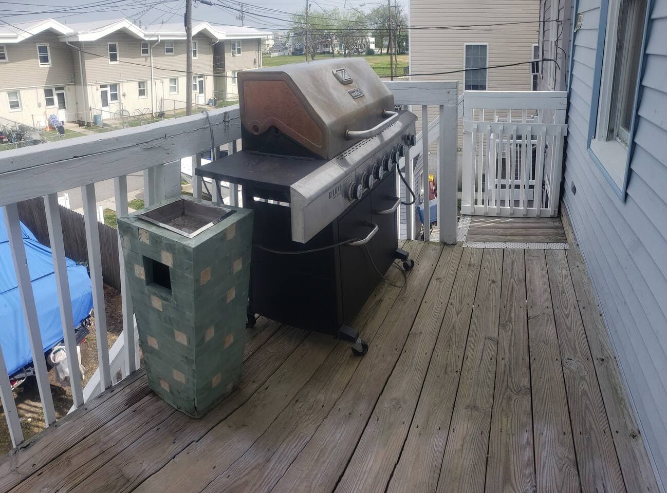 Awesome 6-burner gas grill on the back deck. Full propane tank included. If you use it you need must clean it afterwards as that is guest responsibility not our cleaners. :)