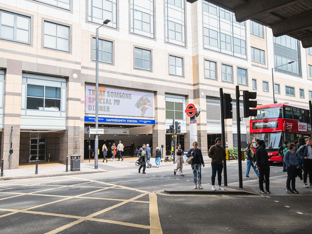 You will be only 5 min walk to Hammersmith station for easy access to London's major attractions as well as Heathrow airport.