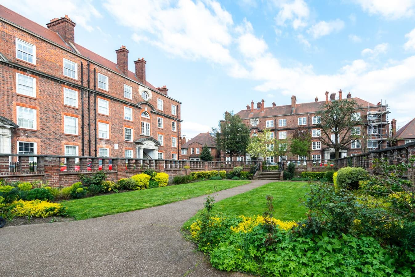 Turn the key onto smart London living at this period building. Relax in the beautiful sunken garden.