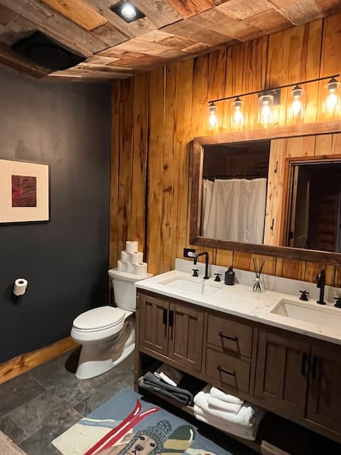 Bedroom 4 + 6 Shared Bathroom