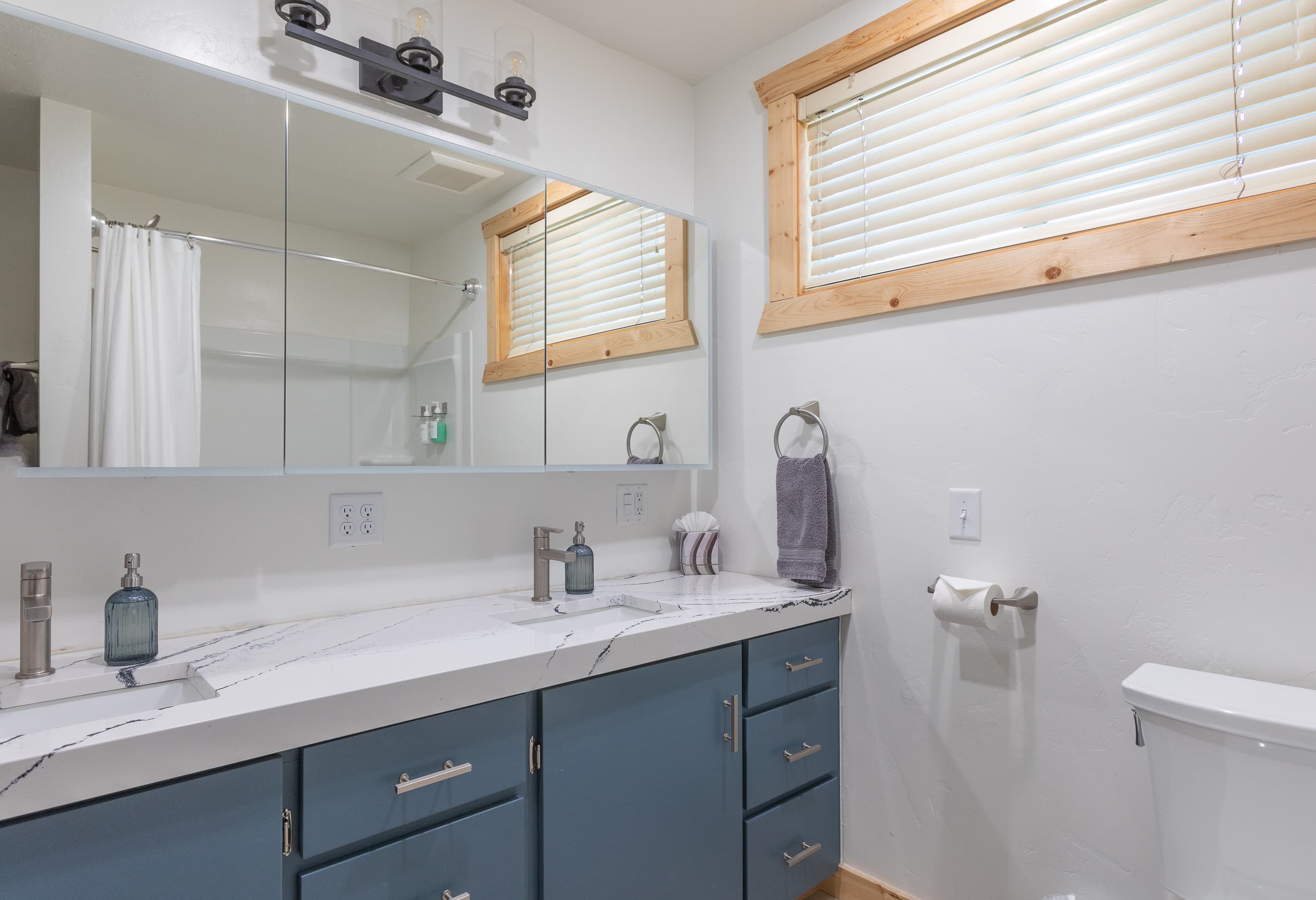 Upstairs 2nd full bathroom