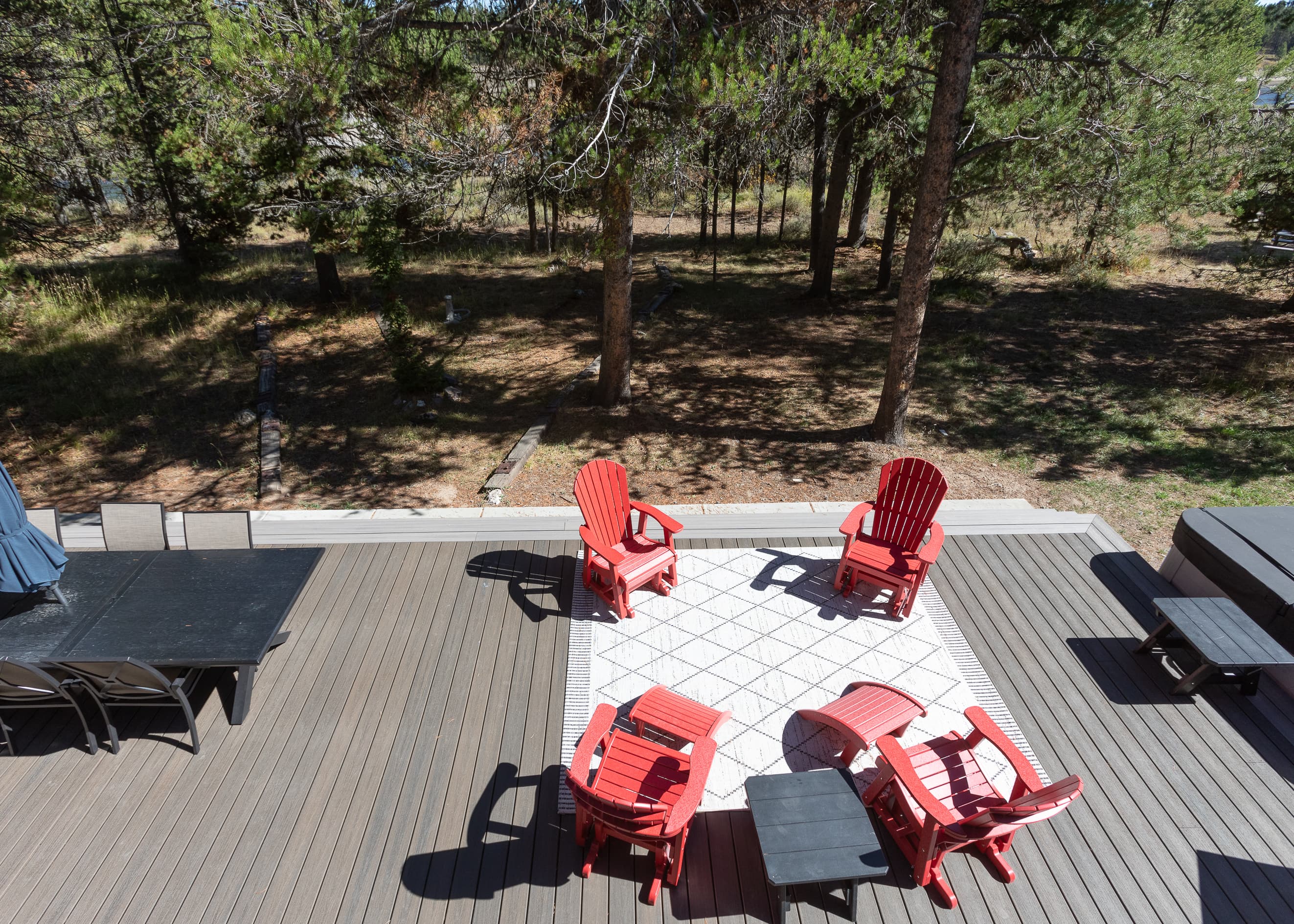 The back deck offers plenty of options to enhoy Riverview Retreat