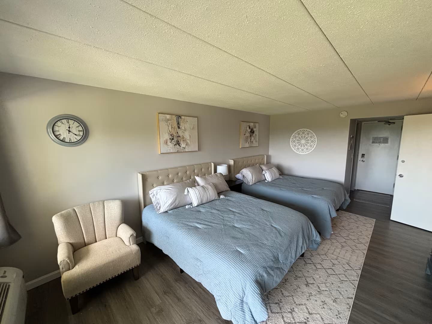 2 queen beds with smart TV