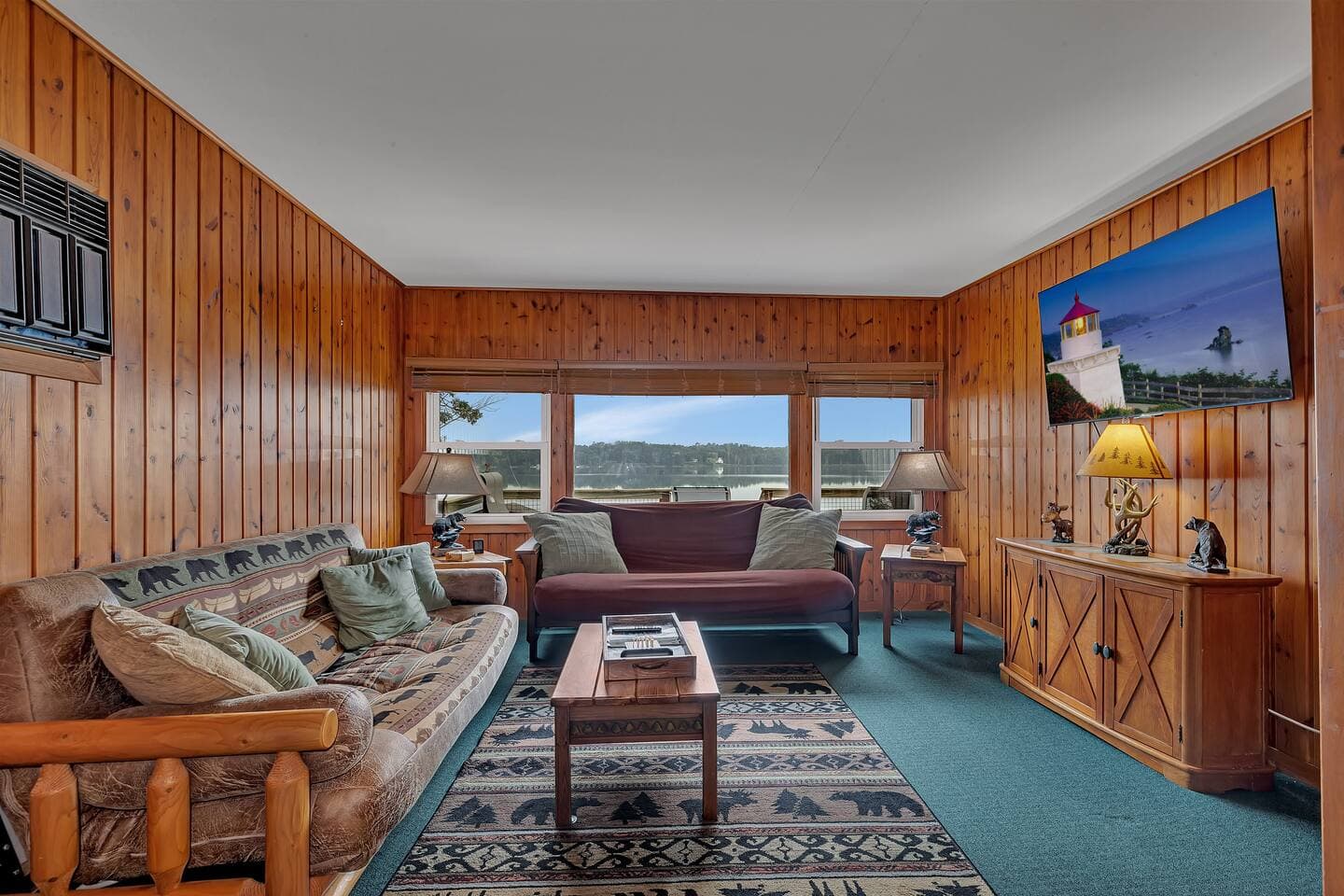 Living room W/ 2 Full futons 