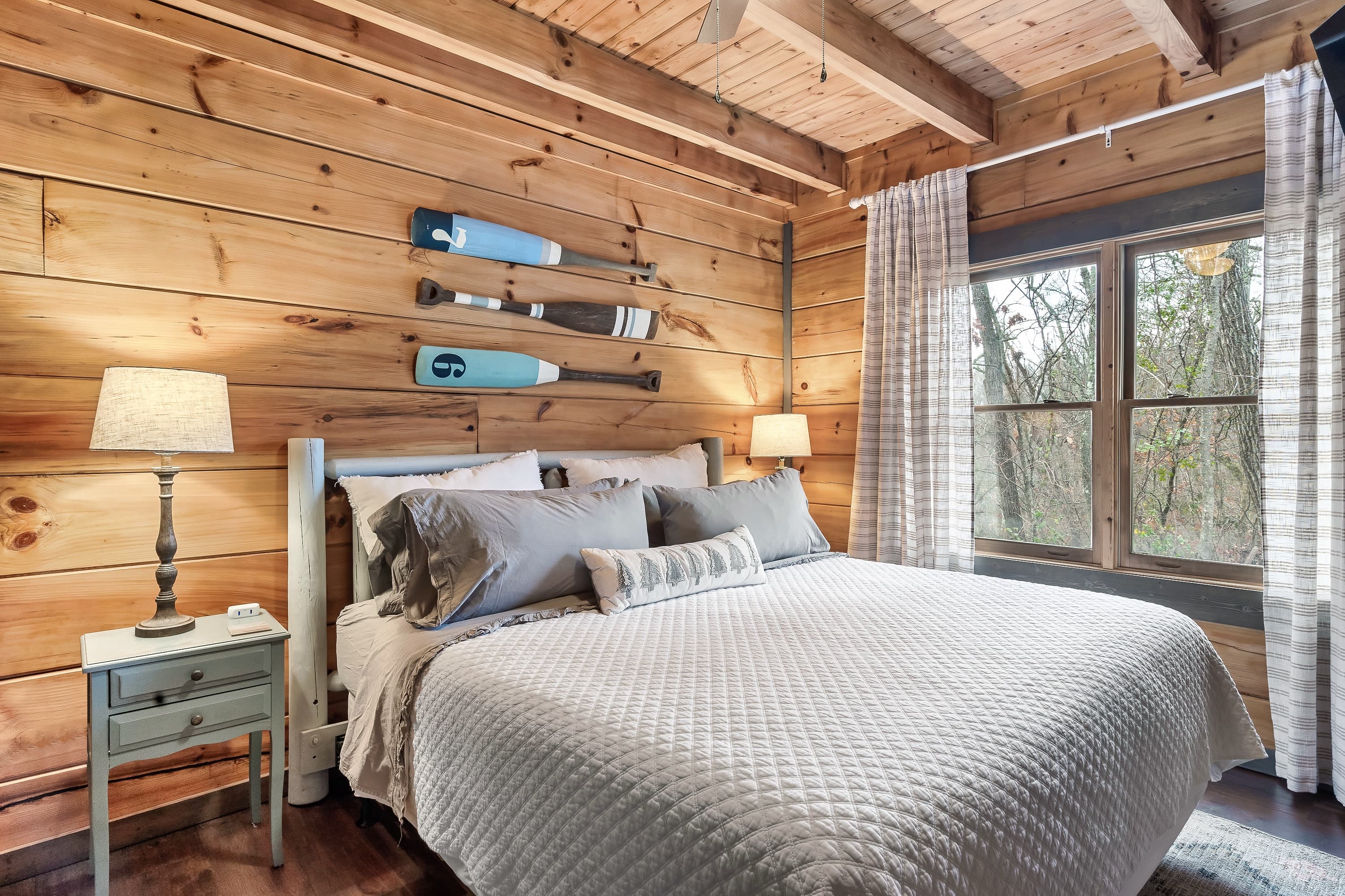 King bedroom with private ensuite-wake up to treetop views