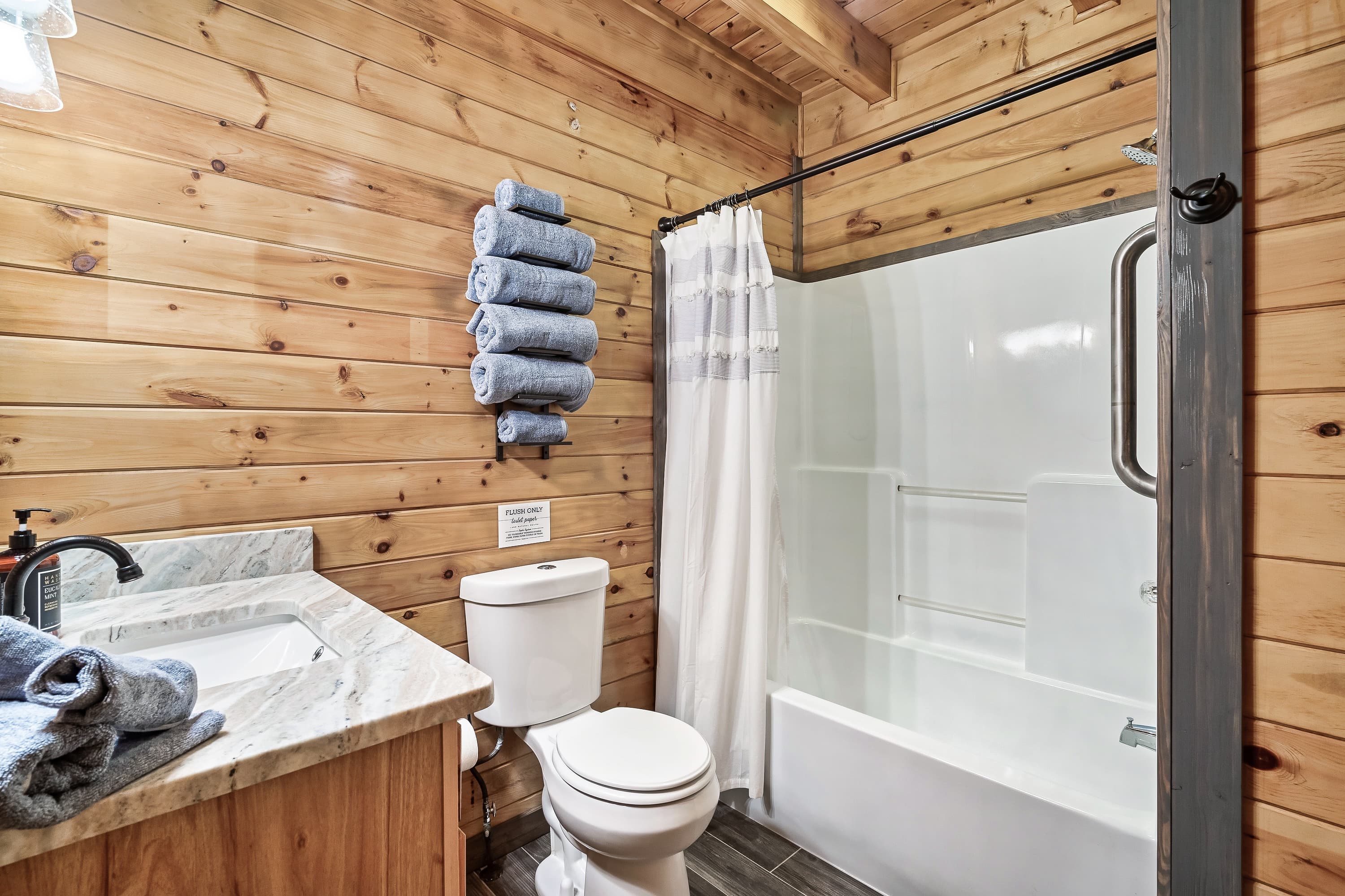 Full guest bath with tub/shower combo