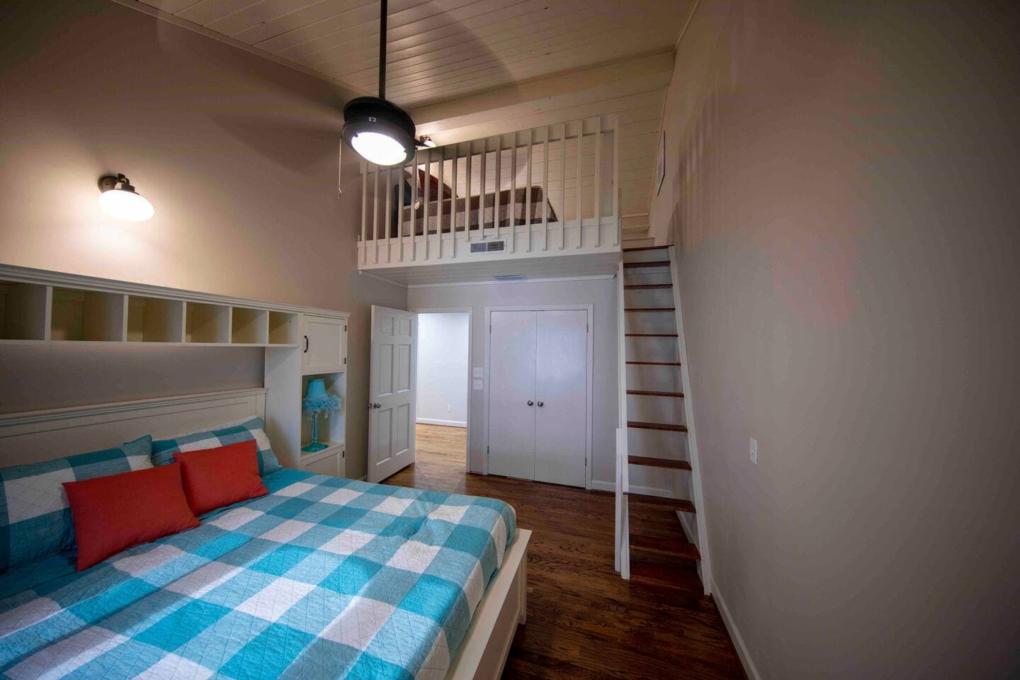Queen bed with a single in the loft.