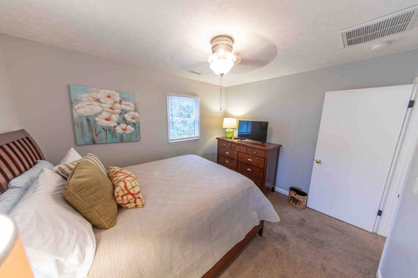 Bedroom 3- Main floor- queen