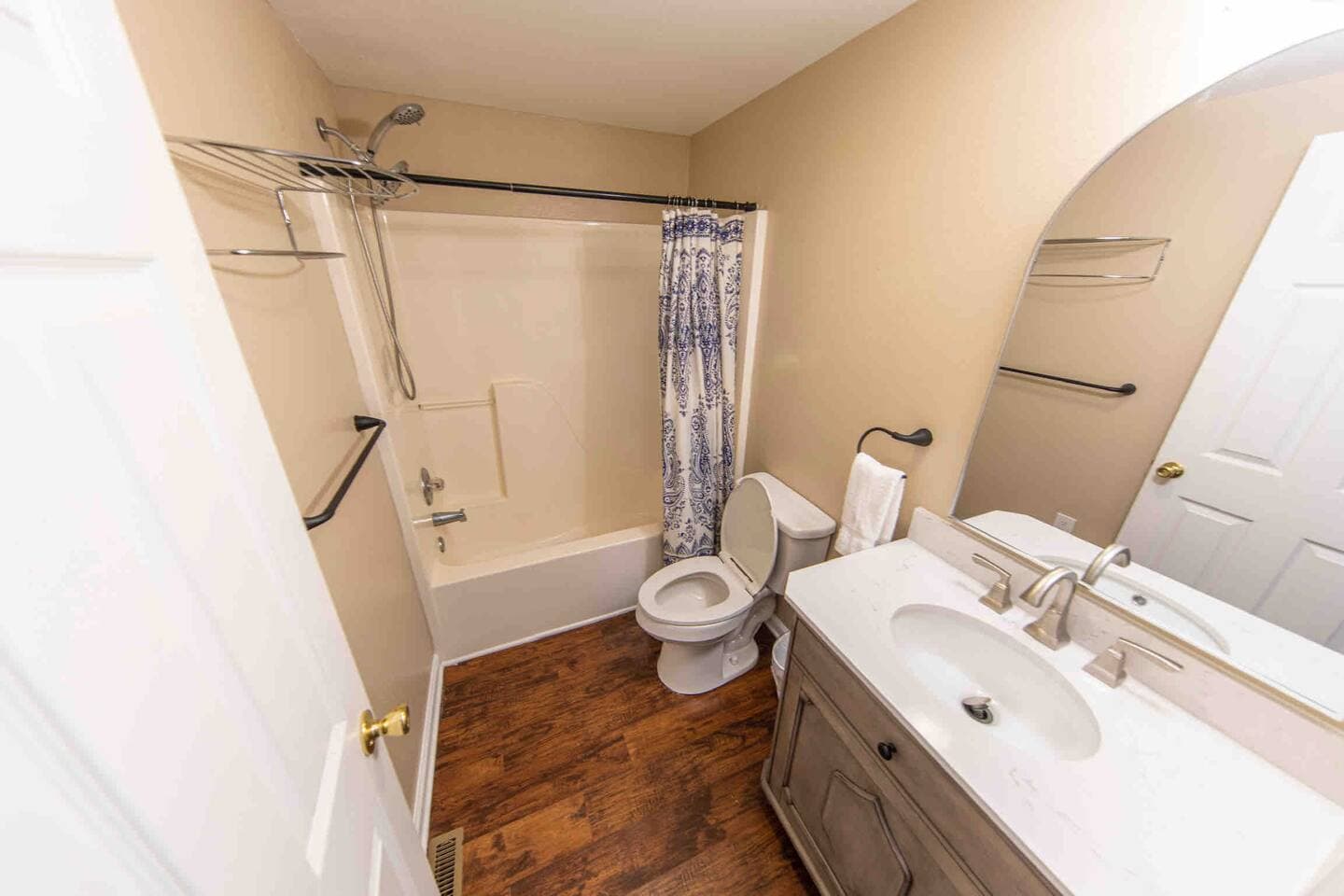 Apartment bathroom #4
