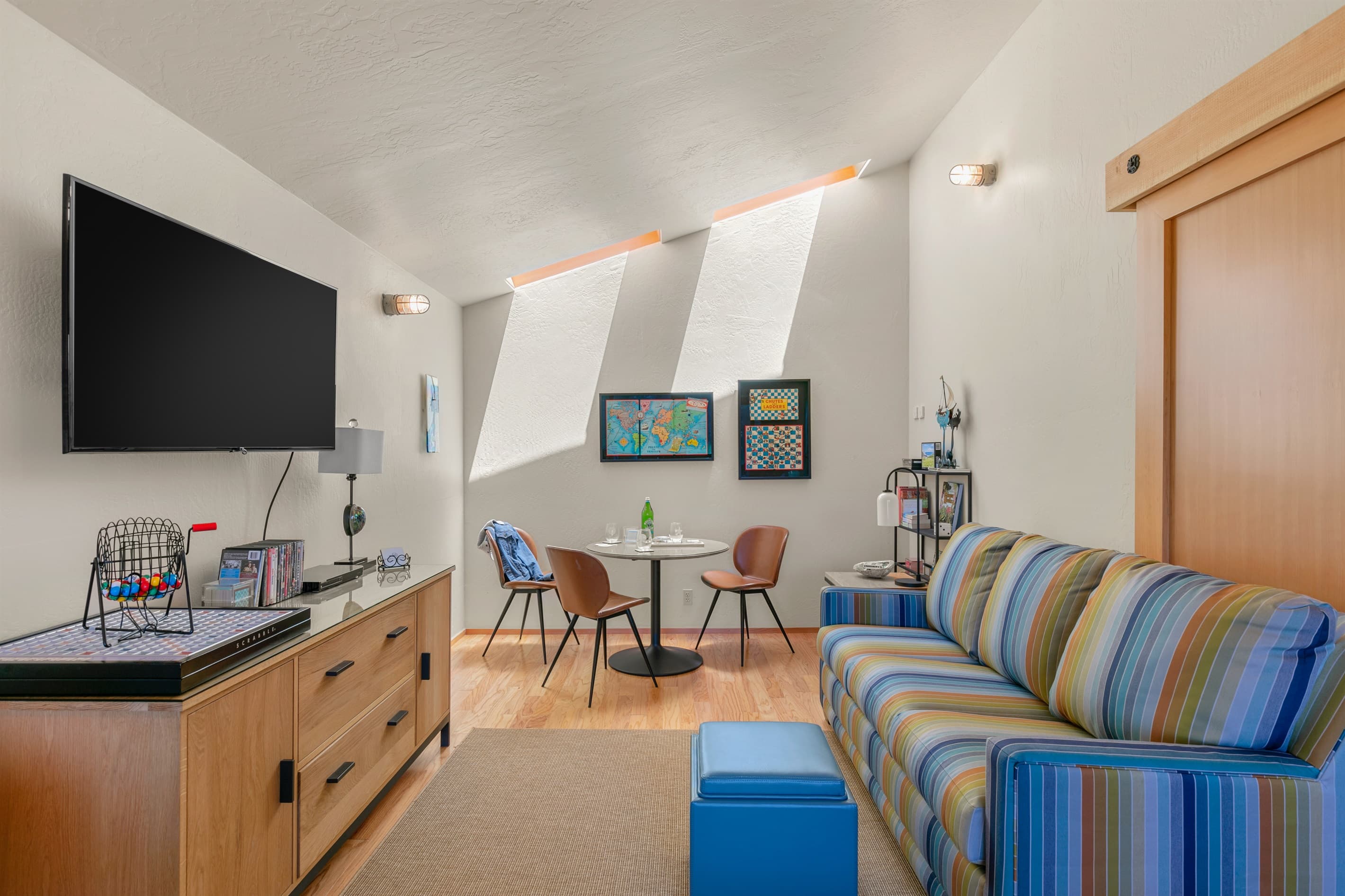 Where leisure meets productivity: gather for games, books, and ocean-view fun with loved ones, or enjoy a private remote-work space with high-speed WiFi. A sliding door provides privacy and quiet.
